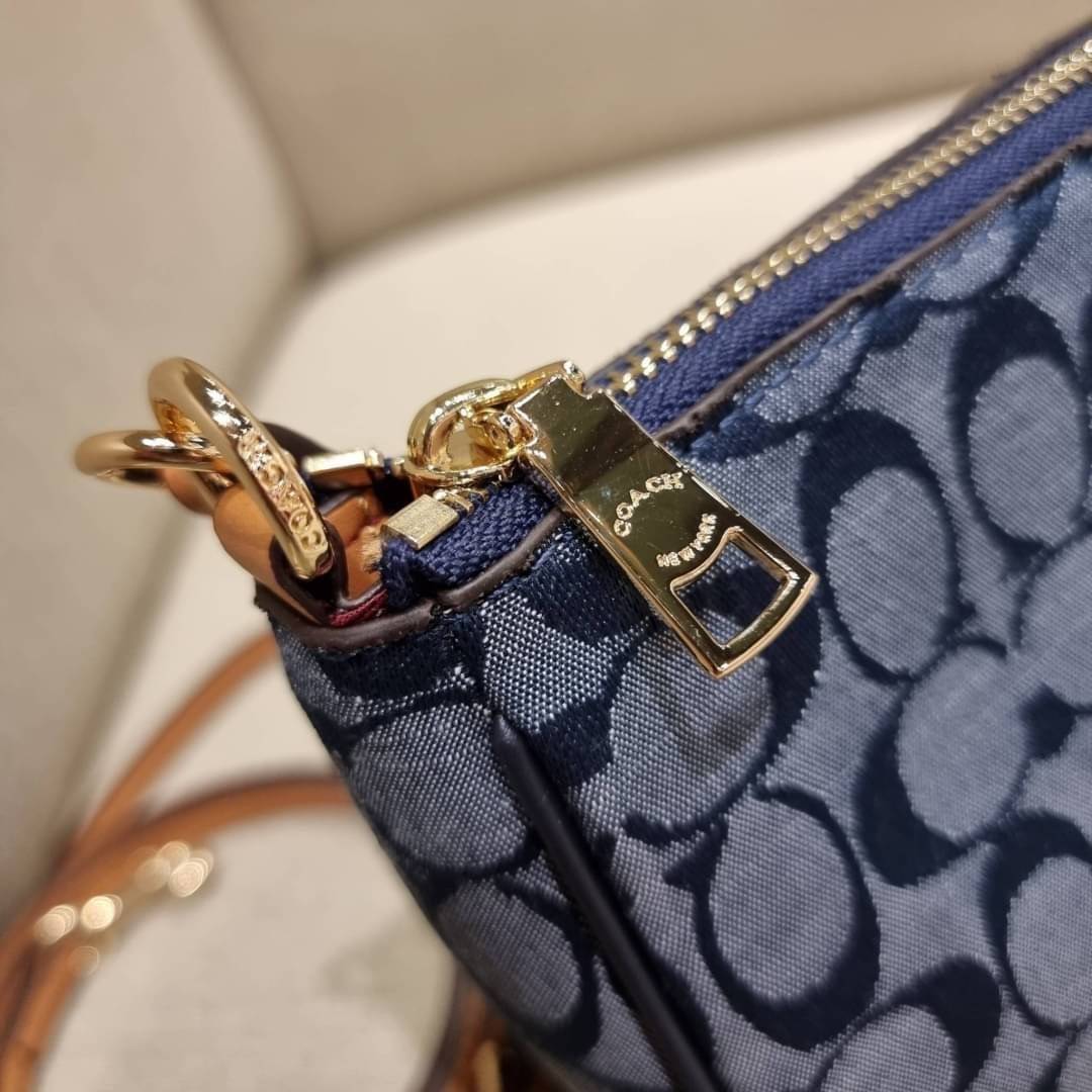 COACH 36674 TOP HANDLE POUCH IN SIGNATURE JACQUARD กระเป๋าทรงพอช ยอดฮิต ยกขึ้นแท่น ด้วยดีไซน์ที่ออกมาให้ใช้งานได้ง่าย ขนาดกำลังเหมาะ วัสดุหนังแคนวาสทนทาน ดีไปหมดขนาดนี้!! คุณลูกค้าถึงสั่งกันรัวๆจริงๆ ภายในโล่งกว้าง ใส่โทรศัพท์ได้ทุกรุ่น มาพร้อมสายคล้องแขน
