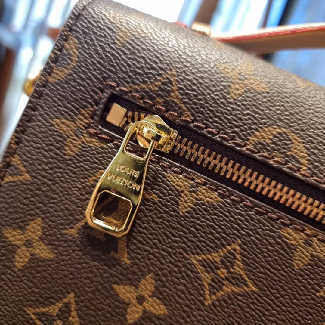 ยกระดับให้ตัวเอง กับไอเท็มสุดเลิศ ที่สาวๆตามหา LV pochette metis กระเป๋าถือ/สะพายทรงสวย คลาสสิค ดีไซน์เรียบง่าย แต่แฝงความหรู วัสดุหนังแคนวาสคุณภาพดี เปิดปิดด้วยตัวบีบล็อค ด้านหลังมีช่องซิปแยก ภายในซับสวยงามมาก ดูแพงที่สุด แบ่งสัดส่วนดูเหมาะ น่าใช้จริงๆ ส