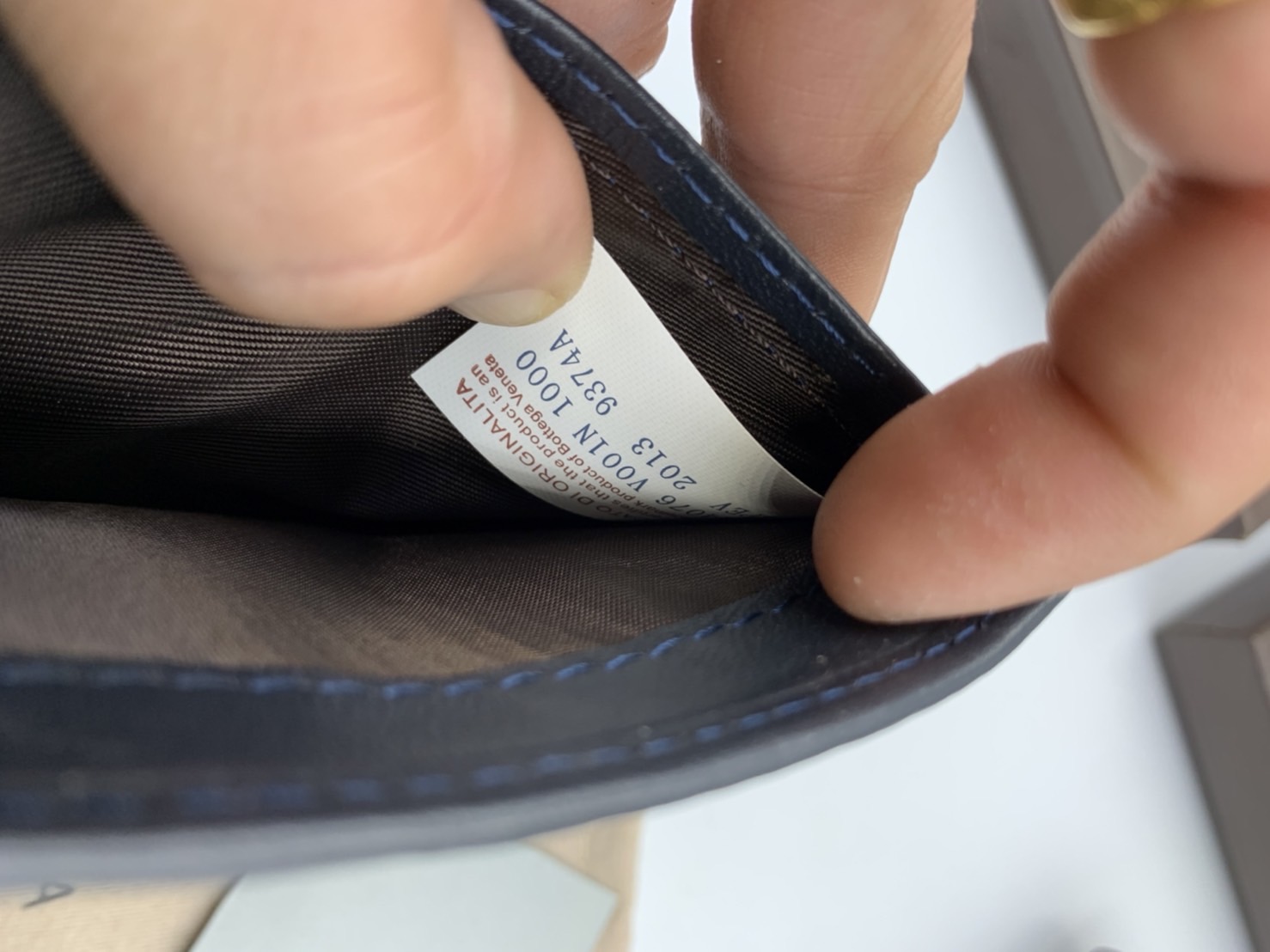 หนังแท้ BOTTEGA VENETA WALLET / BV Wallet พร้อมส่งที่ไทย กระเป๋าสตางค์ใบสั้นคุณผู้ชาย รุ่นตามหา มาเท่าไหร่ไม่เคยพอเลยค่า เป็นรุ่นคลาสสิกที่หยิบมาใช้งานได้บ่อยที่สุด งานหนังลูกวัวแท้ทั้งใบ ใช้ทนทานได้นาน ใช้ทนทานได้นานภาพสินค้าถ่ายจากงานขายจริง ใช้งานต่างป