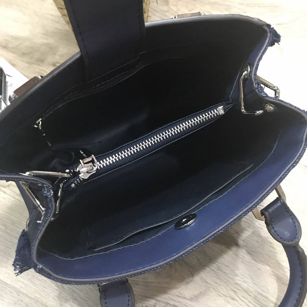 NEW! CHARLES & KEITH STRUCTURED TOP HAND BAG กระเป๋าถือหรือสะพายรุ่นใหม่ชนช็อปดีไซน์สวยอยู่ทรงขนาดกำลังดี ด้านหน้าประดับโลโก้แบรนด์ เปิดปิดด้วยแถบคาดกระดุมแม่เหล็กภายในมีช่องแบ่งแยกเป็นสัดส่วน พร้อมช่องซิปกลาง มีหมุดรองฐานกันรอยสี่มุม สายสะพายยาวถอดได้ปรั