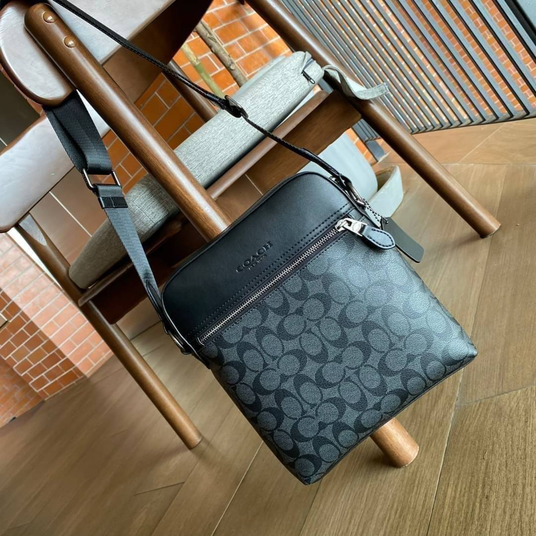 COACH HOUSTON FLIGHT BAG IN SIGNATURE CANVAS (F73336) ขายดีตลอดกาล!! คลาสสิคไม่มีใครเกิน!! กระเป๋าสะพายข้างทรงแมสเซ็นเจอร์ยอดฮิต ทรงสวย ดูดี 🔥 เป็นอีกรุ่น ที่พลาดแล้วต้องรอนานมากๆ ฮ๊อต ฮิต สุดๆ ใช้ได้ทุกเพศ Unisexสุดๆ เท่ห์มากบอกเลย จะออกงานไหน ไม