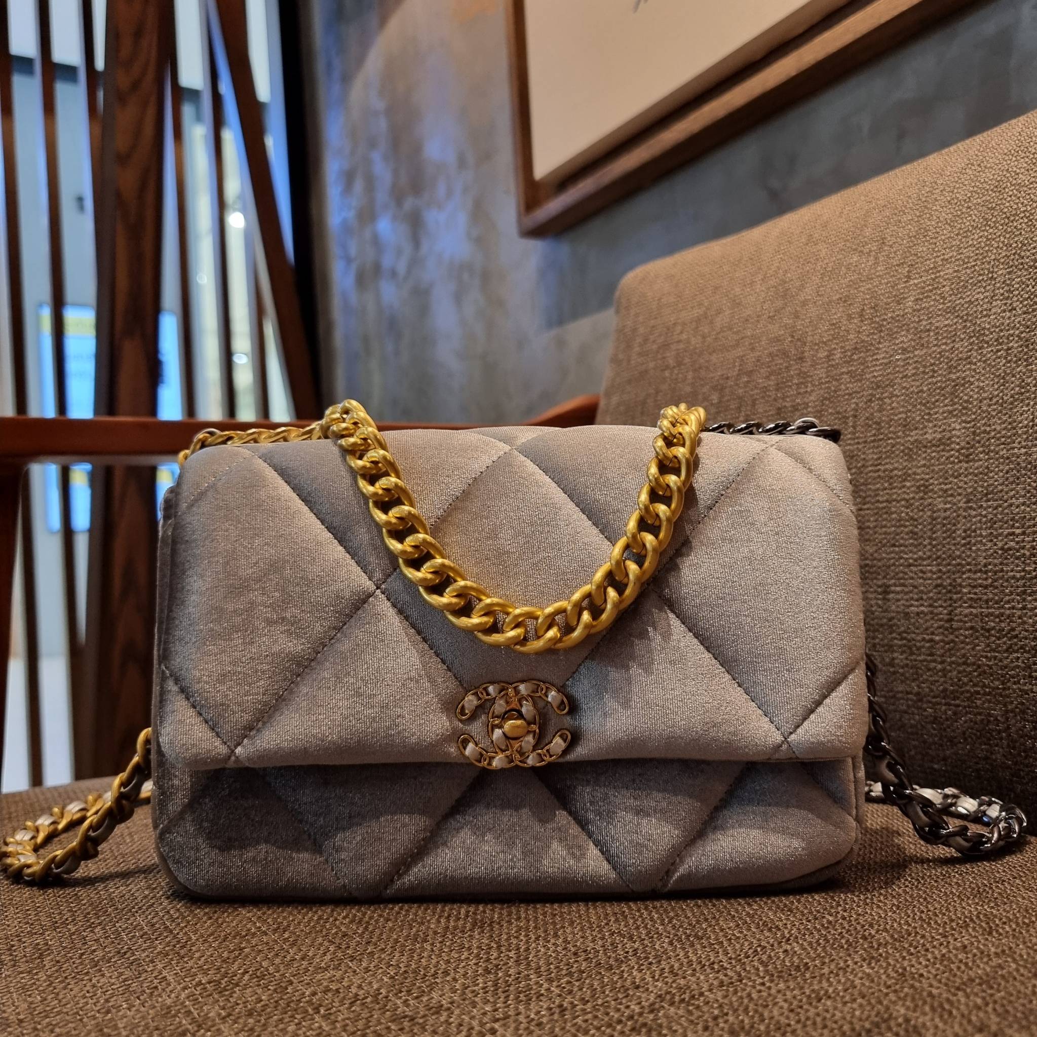 ไม่มองไม่เหลียวไม่ได้แล้ว!! ความหรูที่โดดเด่นจากผ้ากำมะหยี่ สร้างดีเทลผู้ดี ลูกคุณมากๆ Chanel vip boutique กระเป๋าสะพายจาก duty free ในราคาสุดประหยัด!! ดีไซน์เลิศ ตกแต่งด้วยโซ่ทูโทน ลงตัวแบบไม่มีที่ติ เปิด-ปิดด้วยตัวบิดล็อค ภายในโล่งกว้าง ใส่กระเป๋าสตางค์