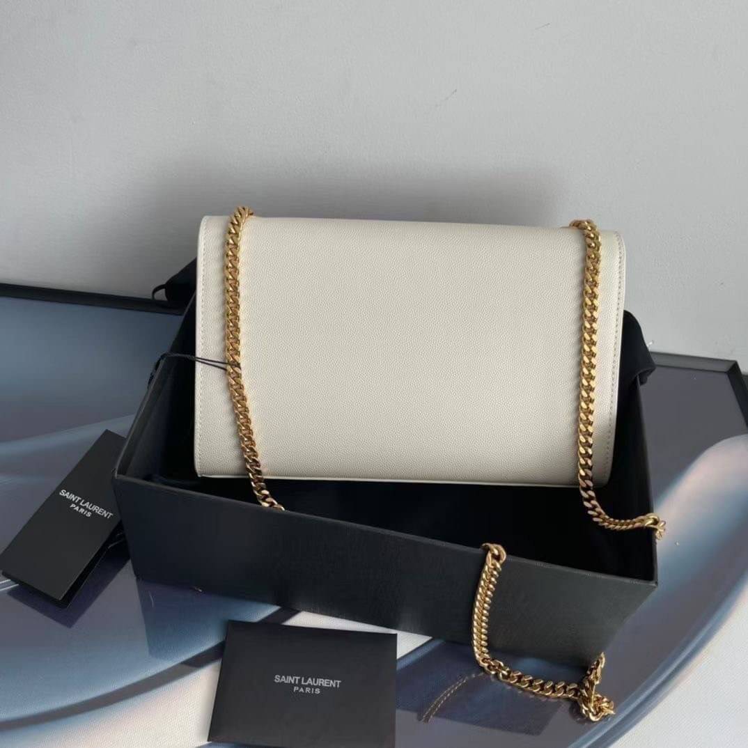 YSL kate medium chain bag in grain de poudre embossed leather 24cm กระเป๋าสะพายแบรนด์หรู รุ่นฮิตลอดกาล งานสวยดูดีมีระดับ ปั้มทุกจุด ขนาดกระทัดรัดกำลังดี มาพร้อมาสะพายโซ่ยาว เลื่อนปรับเป็น 2 แถว เพื่อสะพายเป็นสายสั้นได้ ด้านในโล่งกว้าง ใส่กระเป๋าสตางค์ใบยา