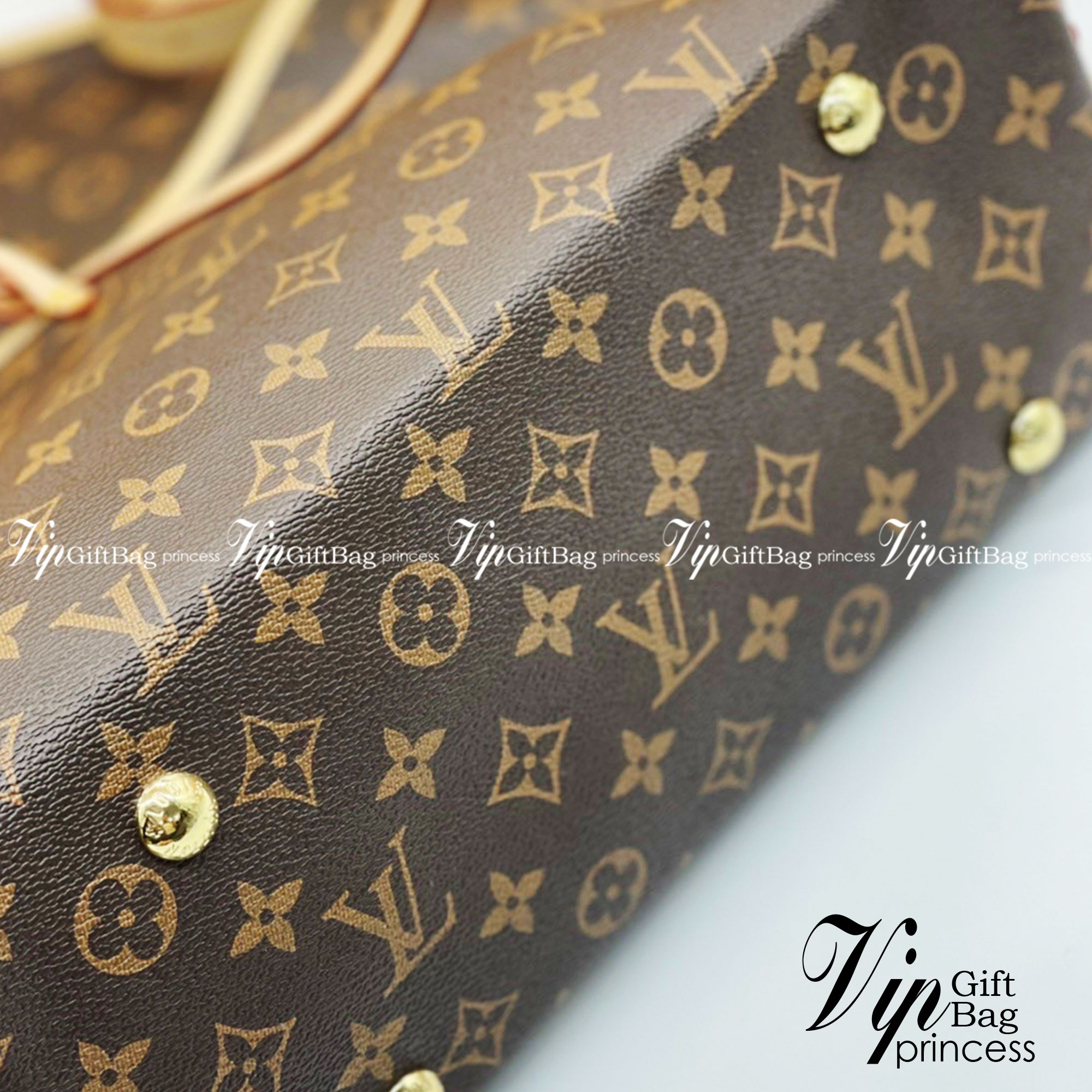 LV CARRYALL Monogram Canvas / LV Shopping Bag รุ่นใหม่ล่าสุด กระเป๋าสะพายทรงหรูหรามีสไตล์ สวยปังมั้ยไหว ใบจริงสวยมากกกก ได้สวยก่อนใคร วัสดุหนังแคนวาสเคลือบลาย สวย คลาสสิค ภายในเป็นช่องโล่ง จุของได้เยอะ สาวๆใช้ใบนี้ สะพายไปไหนก็เข้ากัน ถ่ายรูปสวยๆ ชิคๆ โดด