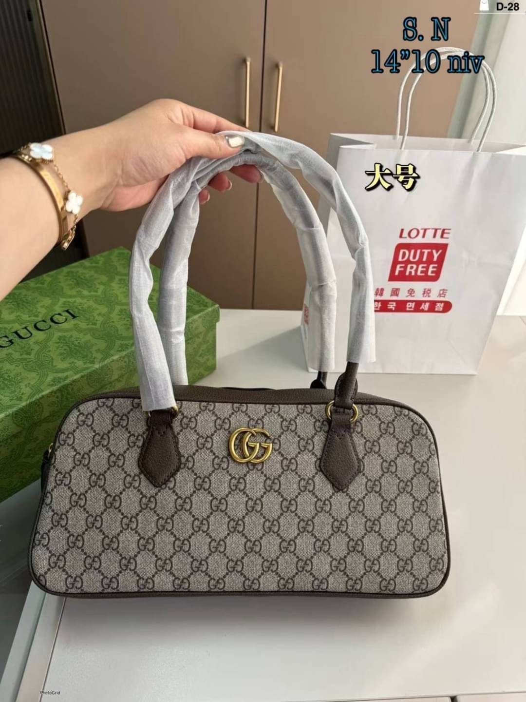 GUCCI Ophidia GG Top Handle Bag กระเป๋าสะพายคลาสสิค คลาสซี่กับคอลใหม่ กระเป๋าสะพายไหล่ที่มาแรงสุดๆในตอนนี้ ใช้ง่ายสะพายสะดวก หูสะพายในตัวแบบยาว ภายในเป็นช่องโล่ง รูปทรงเรียบหรู พิมพ์ลายโมโนแกรมเต็มใบ แต่งอะไหล่สีทองโลโก้ GG ตอบโจทย์และแมทช์ได้ทุกลุค
