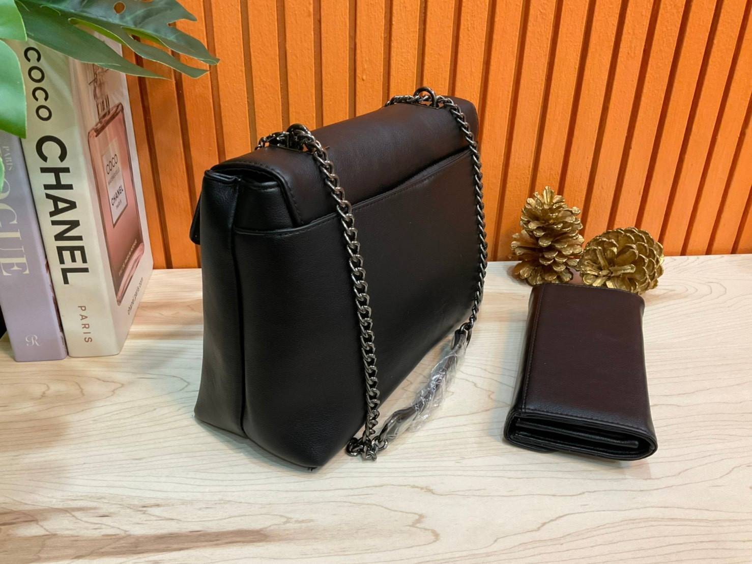 ของแท้ 100% Guess Women’s Crossbody Bag Set สุดคุ้ม!!!! เซตสวยหรูดูแพง สวยจริงจริง ช้าหมด ราคานี้หาที่ไหนได้!! สีดำ