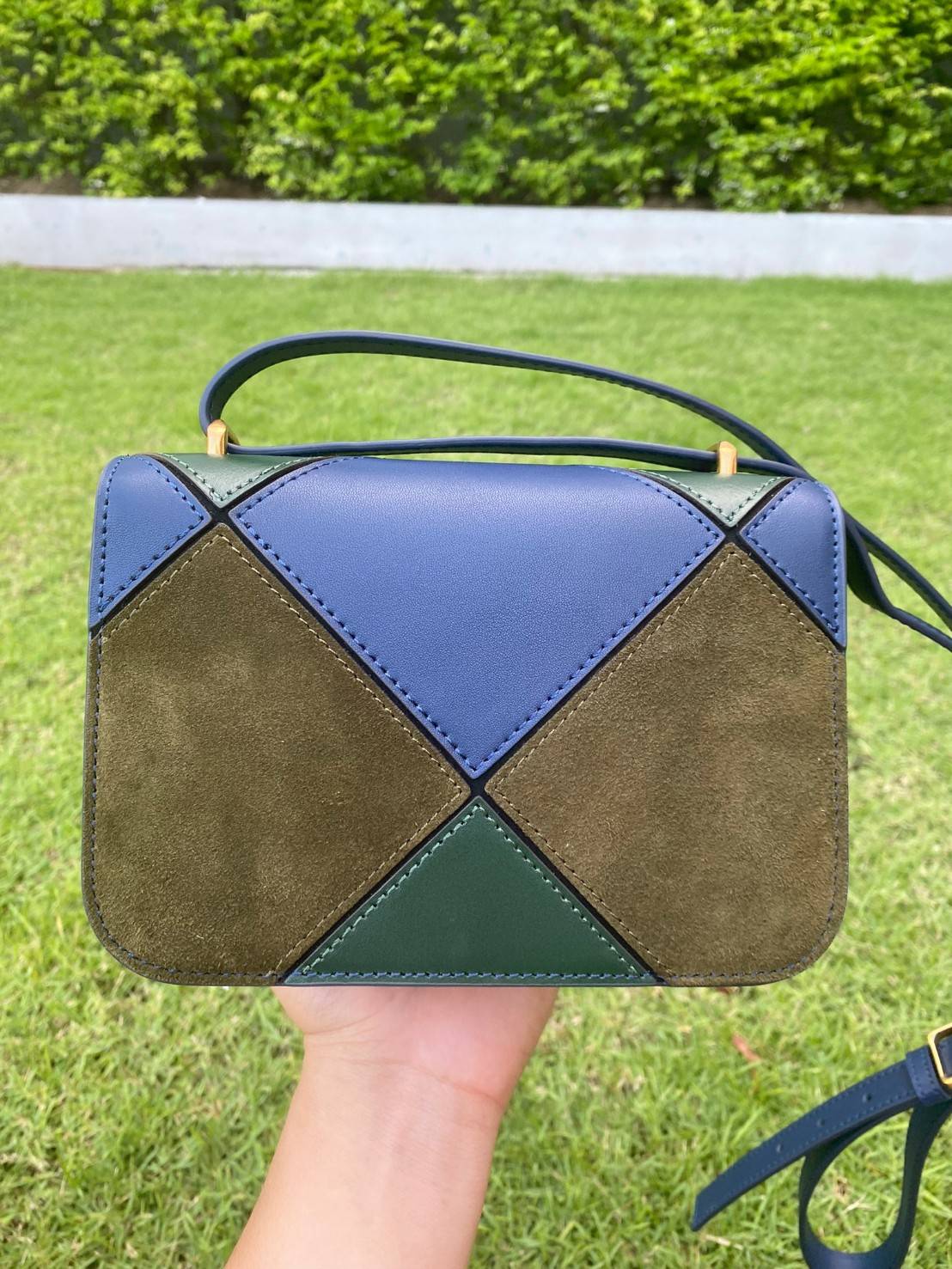 Tory Burch Eleanor Bag (รหัสรุ่น 84089) Collection ใหม่2021 ชนช็อป กระเป๋าสะพายcrossbody 💚สีเขียวเหนี่ยวทรัพย์วัสดุชั้นดี เปิดปิดด้วยแม่เหล็ก ภายในโล่งและมีช่องซิปด้านข้าง สายสะพายปรับระดัยสั้นยาวได้ตามใจชอบ รุ่นนี้สวยหรูไฮโซมาก ห้ามพลาดนะสาวๆ