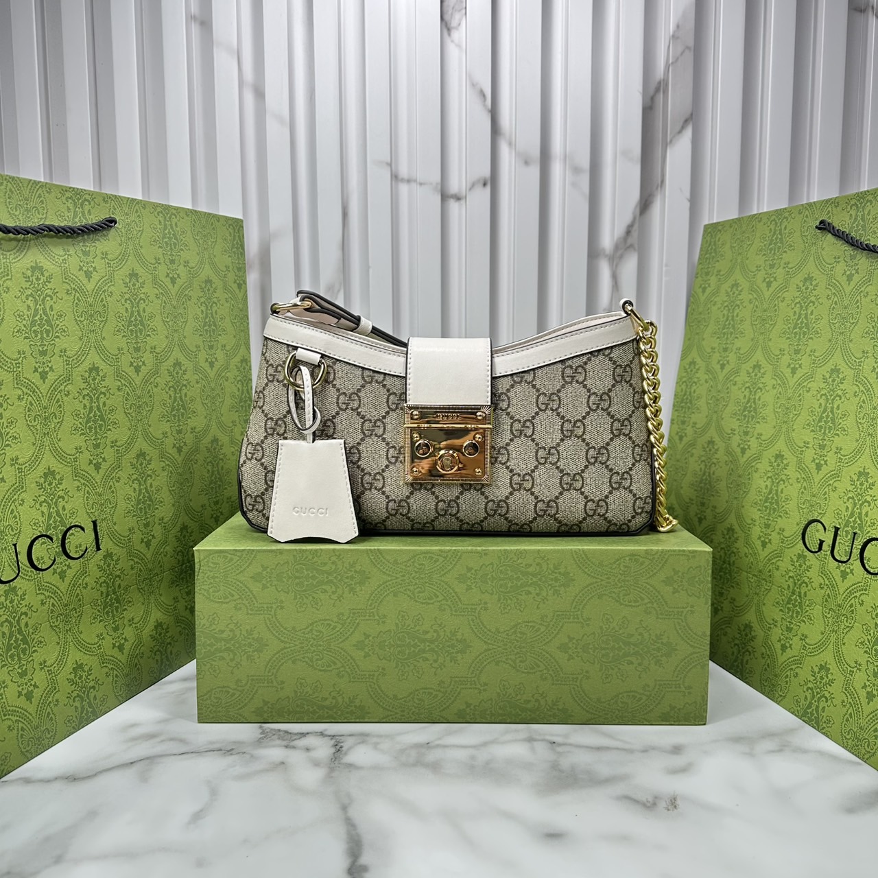 ORI หนังแท้ | GUCCI Padlock Small Shoulder Bag กระเป๋าสะพายทรงสวยวินเทจดีไซน์ไม่ซ้ำใคร หรูล้ำผู้ดี หนังแคนวาสพิมพ์ลายคมชัด ปากกระเป๋ามีแถบหนังคาดและอะไหล่กดล็อค