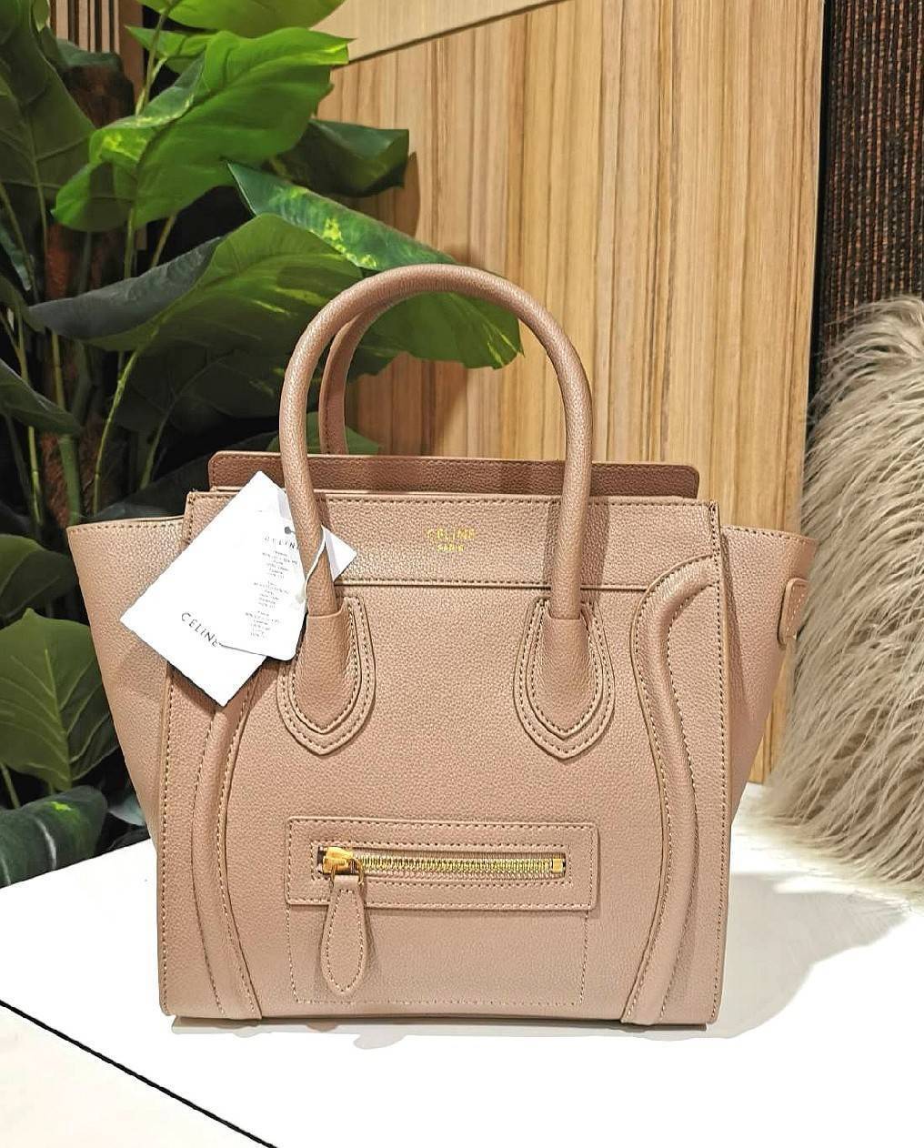 CELINE HANDLE BAG VIP GIFT WITH PURCHASE (GWP) พรีเมี่ยมกิ๊ฟรุ่นใหม่ Limited Edition จาก CELINE HAUTE PARFUME DUTYFREE COUNTER หนังแท้ Calf Skin Leather มาในดีไซน์สุดหรูยอดนิยมหนังนิ่มหอมขึ้นเทคเจอร์สวยอยู่ทรง เปิดปิดด้วยซิปสะดวกใช้ ด้านหน้ามีโลโก้แบรนด์ 