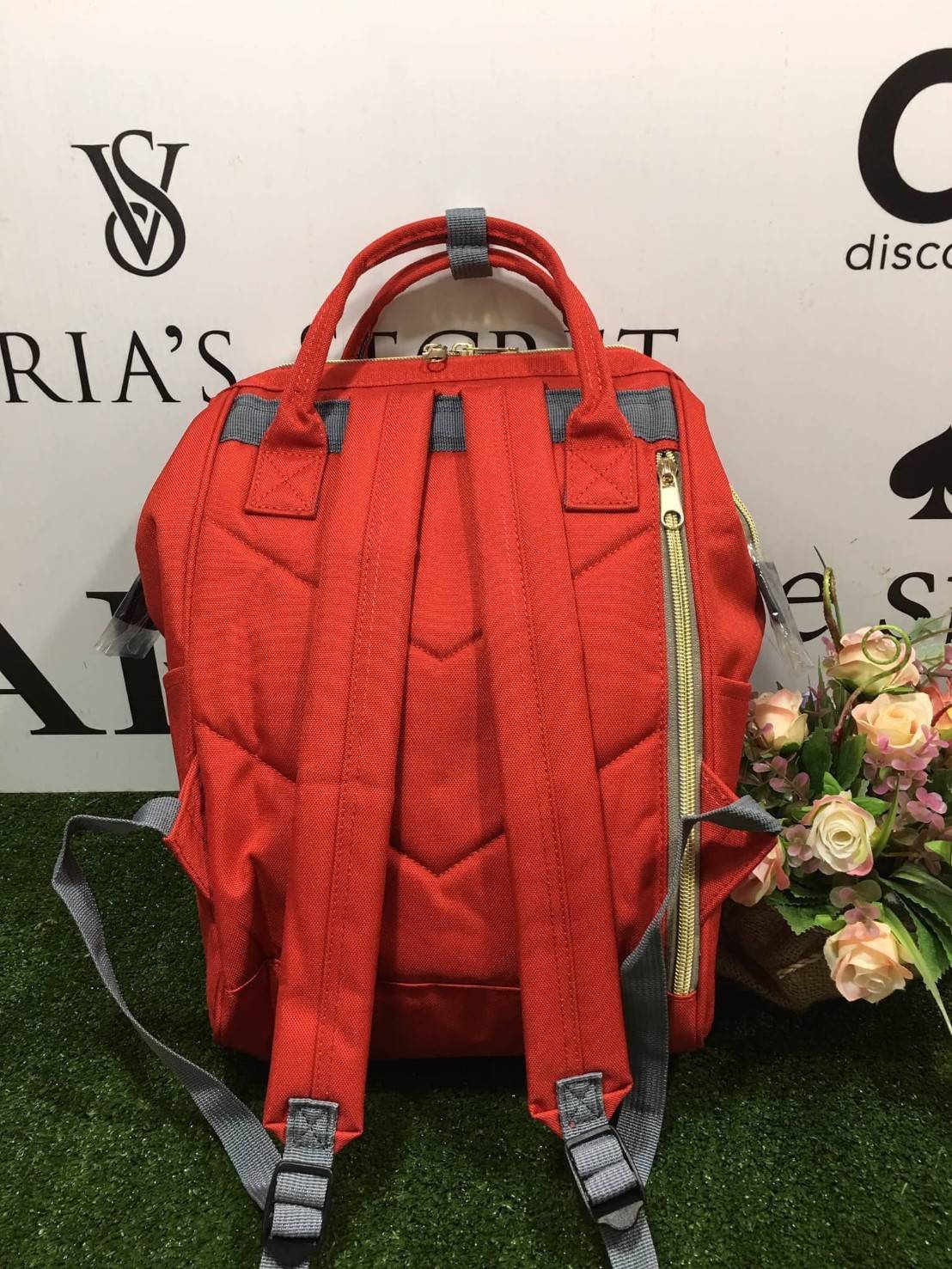 ANELLO POLYESTER CANVAS RUCKSACK รุ่นมินิ แบรนด์ดังสุดฮิตที่กำลังดังในประเทศญี่ปุ่น กระเป๋าเป้สไตล์คาวาอิ รูปทรงแปลกใหม่มีสไตล์เป็นของตัวเอง วัสดุผ้าแคนวาส ปากกระเป๋ากว้างมีโครง ง่ายสำหรับเวลาใส่สัมภาระ ภายในมีช่องเล็กและช่องใหญ่ใช้งานง่าย เปิดปิดด้วยซิปค