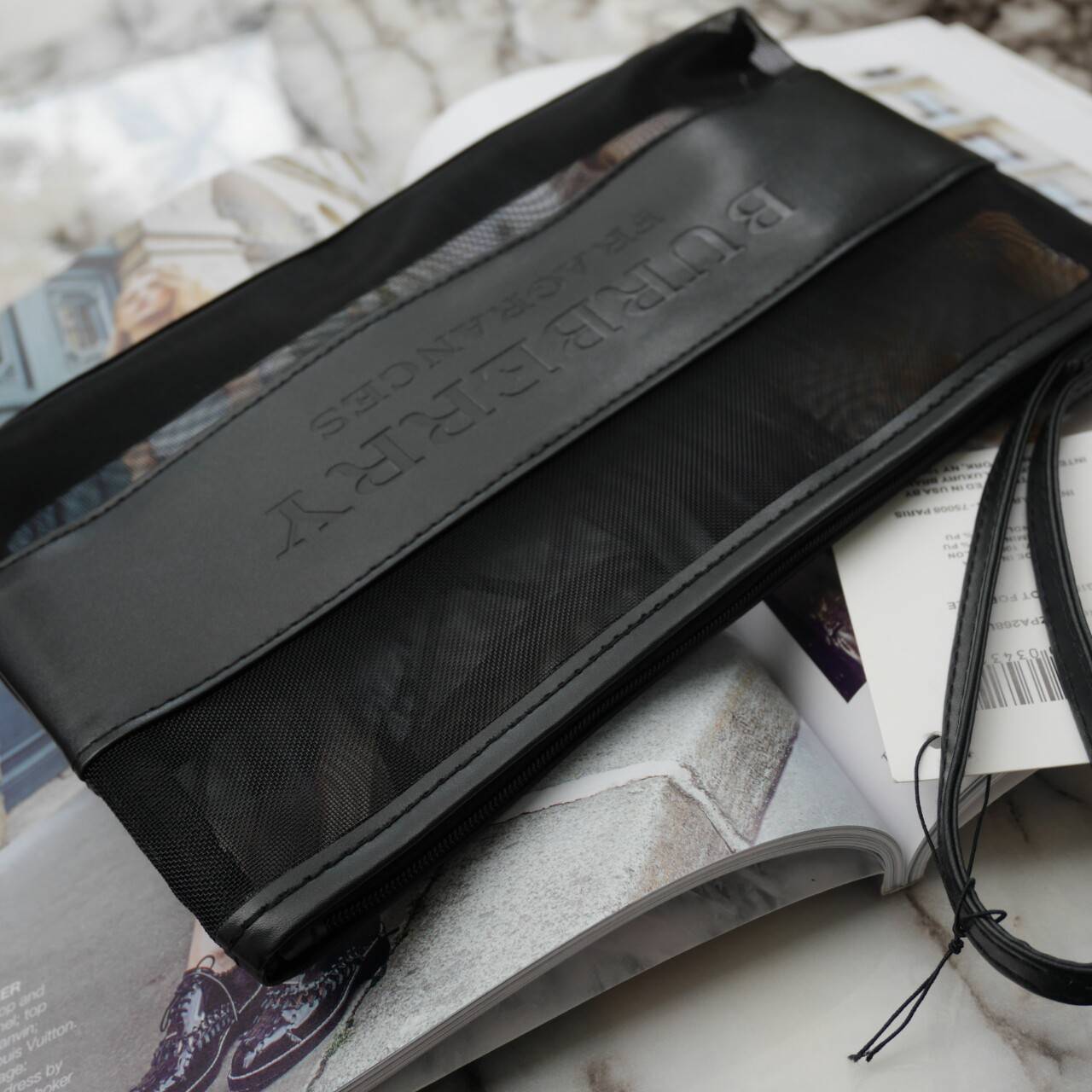 Burberry Cosmetic Purse bag สินค้าพรีเมี่ยมจากเคาน์เตอร์เครื่องสำอางค์จากแบรนด์แท้ 100% ตัวกระเป๋าเป็น Nylon โปร่งใส คาดหนังPUปั๊มแบรนด์ ปิดเปิดด้วยซิปอะไหล่ดำทั้งใบ สวยคลาสสิค จุของใช้จุกจิกได้เยอะใส่กระเป๋าสตางค์ยาวได้ แถมมีสายคล้องมือ เก๋มาก จะถือไปไหน