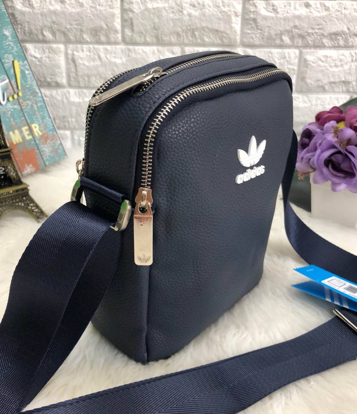 ADIDAS MESSENGER BAG กระเป๋าสะพายข้าง หรือ crossbody วัสดุ pu. น้ำหนักเบา ด้านหน้ามีโลโก้แบรนด์ ตัวกระเป๋า แบ่ง 3 ช่องซิป ช่องซิปหลักกว้าง ใส่ wallet ยาวได้ มาพร้อมสายยาวปรับได้ค่ะ