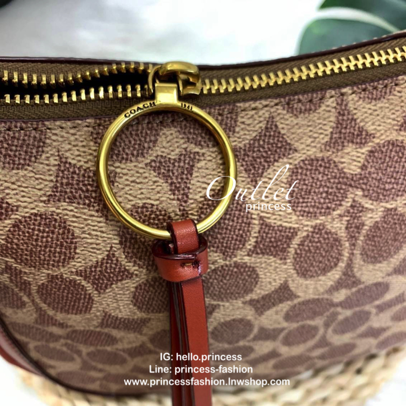 COACH SUTTON CROSSBODY IN SIGNATURE BAG กระเป๋าถือหรือสะพายไหล่ ทรงสวย วัสดุหนังแท้ เนื้อนิ่ม พร้อมพวงกุญแจหนัง เปิดปิดแบบซิป ภายในกว้าง ใส่ wallet ยาว และของใช้ได้เยอะ มีช่องเล็ก พร้อมสายสะพายยาวถอด ปรับได้ค่ะ Dont's miss!!