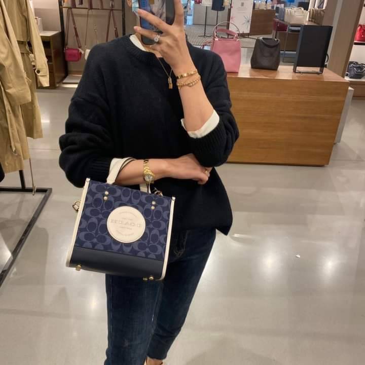 OUTLET 】COACH DEMPSEY TOTE 22 IN SIGNATURE JACQUARD WITH COACH PATCH (C5638) ฮิตมาก พลาดไม่ได้เชียว 🤩ตอกย้ำความแรง กับทรงTOTE ยอดฮิต เวลานี้ ยกให้เลย//กระเป๋าถือ หรือสะพาย มีสายยาว ถอดและ //วัสดุ jacquard ทอลาย signature เก็บดีเทลหนังแท้ ใบนี้สวยค