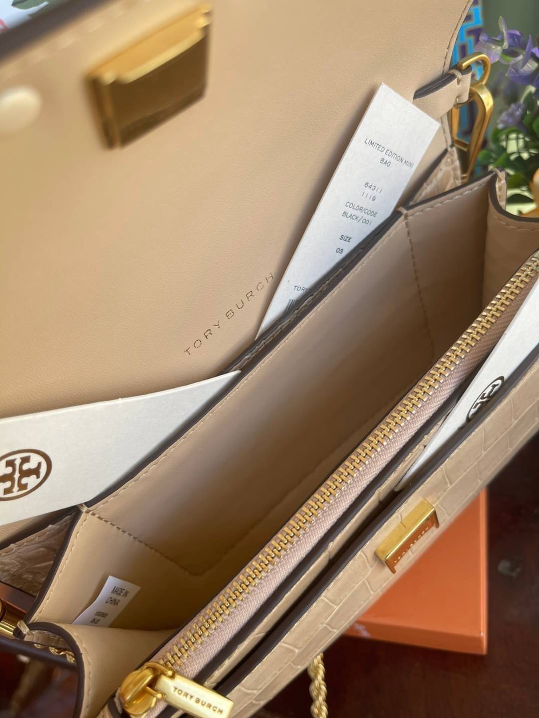 Tory Burch Eleanor Crocodile-Embossed Phone Crossbody Bag จุดเด่นของรุ่นนี้คือดีไซน์ออกมาในสไตล์คลาสสิกที่มาพร้อมกับฮาร์ดแวร์ที่ทำจากวัสดุทองเหลืองและสายสะพายโซ่เกลียวสีทอง ซึ่งการออกแบบได้รับแรงบันดาลใจมาจากเครื่องประดับ รูปทรงกะทัดรัดจึงสามารถสะพายใช้งา