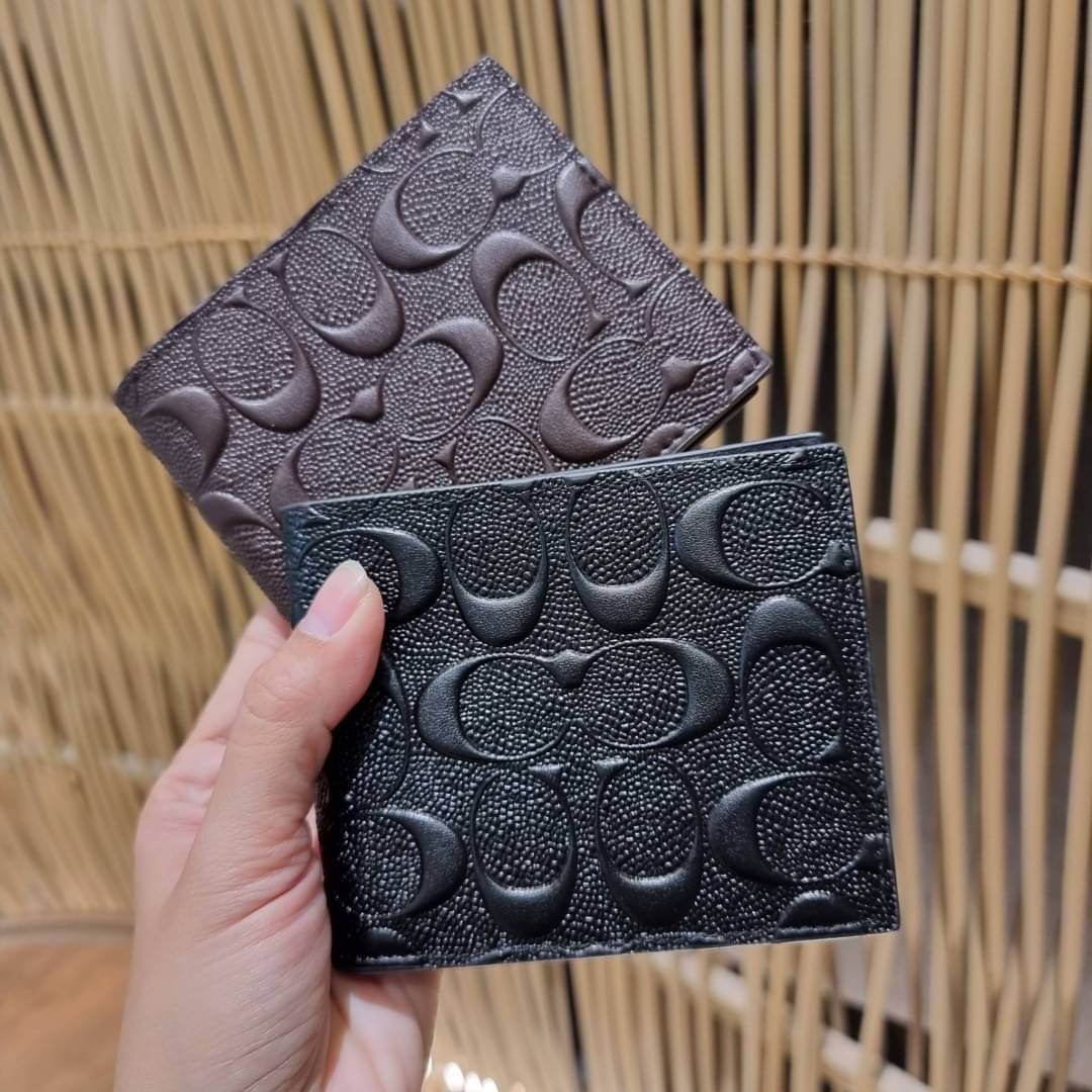 COACH 75371 COMPACT ID WALLET IN SIGNATURE CROSSGRAIN LEATHER กระเป๋าสตางค์ผู้ชาย ลาย c นูนเต็มใบ หนัง crossgrain อีกรุ่นที่ยอดขายไม่เคยตก 🤑🤑 ใบจริงดูผู้ดี ดูแพง!! ภายในมีช่องใส่บัตรได้เยอะ ใส่ธนบัตรได้ทุกใบ ซื้อให้คุณหนุ่มๆรับรองประทับใจไ