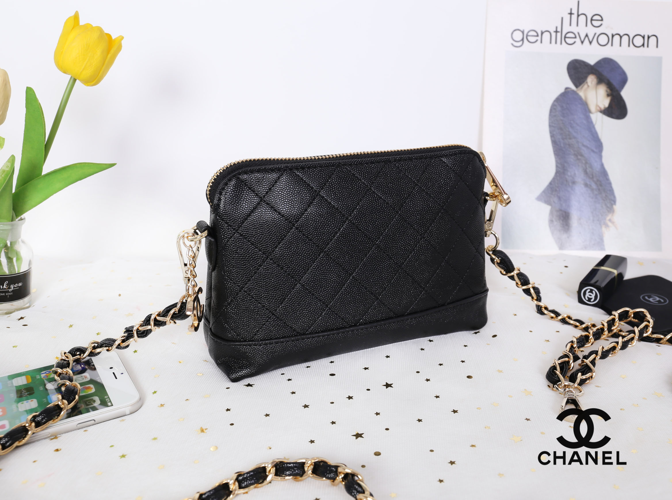 CHANEL Caviar Wristlet Crossbody Bag / Chanel Shoulder Bag With Chain กระเป๋าหนังลายเวียร์ปั๊มโลโก้แบรนด์ด้านหน้าสวยหรูดูแพง มาพร้อมจี้โลโก้แบรนด์ห้อยสีทองเก๋ๆน่ารัก