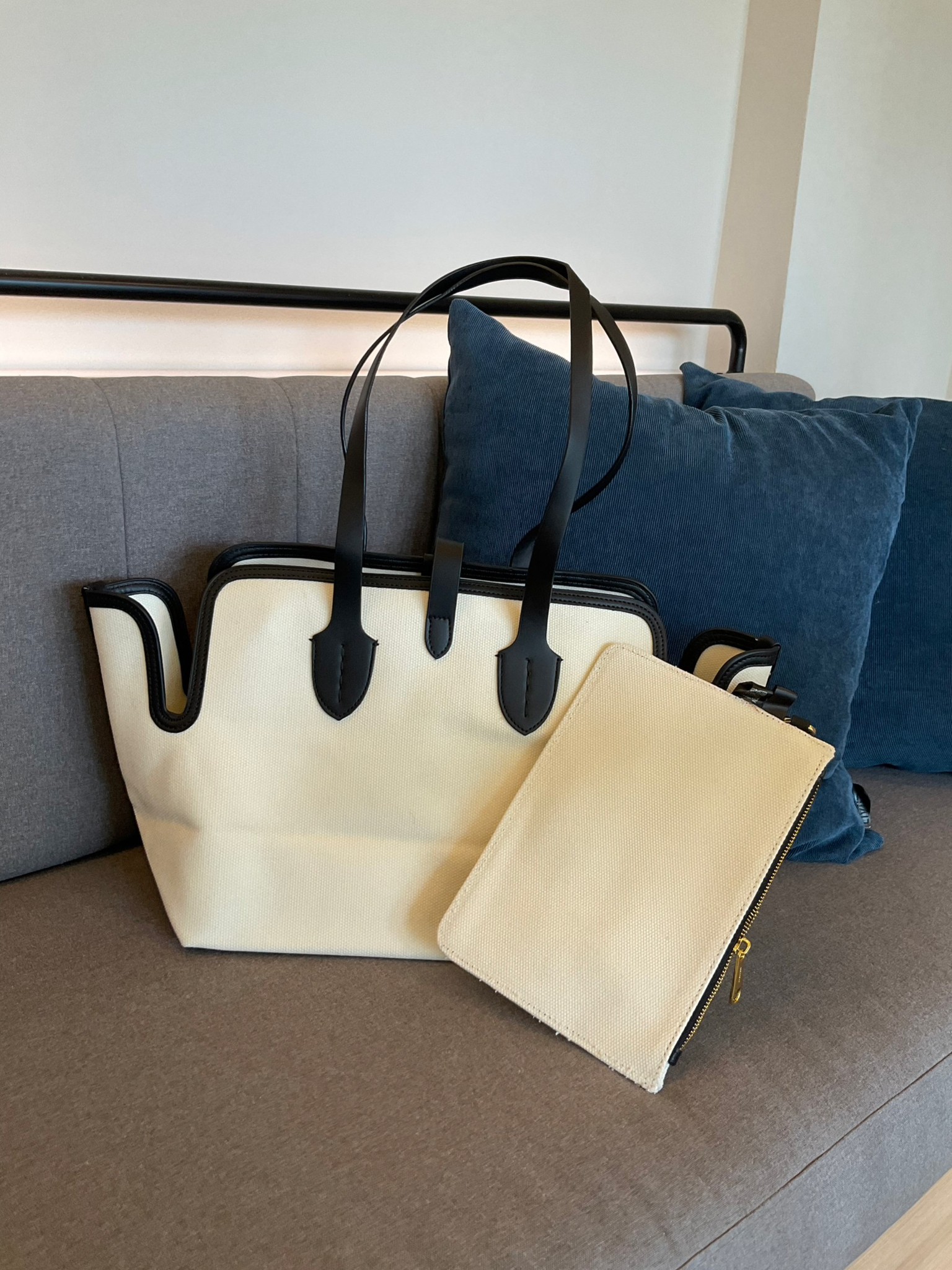 BURBERRY FRAGRANCES TOTE BAG พร้อมส่งรุ่นใหม่!! BURBERRY LARGE LONDON TOTE BAG IN WHITE / Burberry Canvas Logo Tote Bag กระเป๋าสะพายไหล่ทรงช้อปปิ้ง ทรงคลาสสิค ฮิตตลอดกาล ตัวกระเป๋าวัสดุหนังผ้าแคนวาส