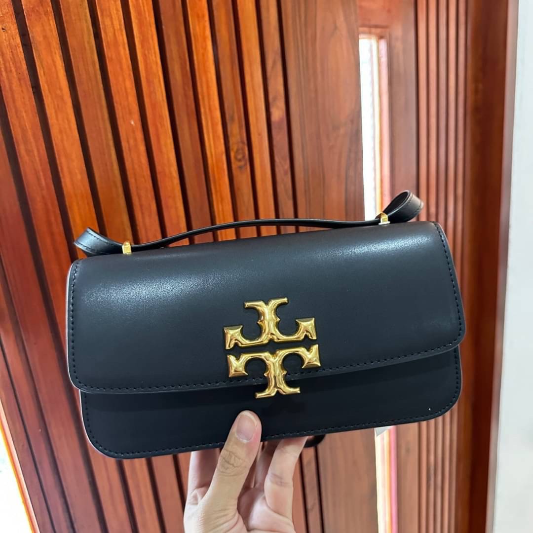 TORY BURCH ELEANOR SMALL LONG CONVERTIBLE SHOULDER กระเป๋าสะพายทรงยาว E/W Eleanor Convertible สูดหรู ดูแพง หนังแท้ เรียบสวยหรู โดดเด่นด้วยป้ายโลโก้สีทอง ลาย Double T อันเป็นเอกลักษณ์ ภายในช่องโล่งกว้างสามารถใส่โทรศัพท์ได้ทุกรุ่น สามารถใส่กระเป๋าสตางค์ใบยา