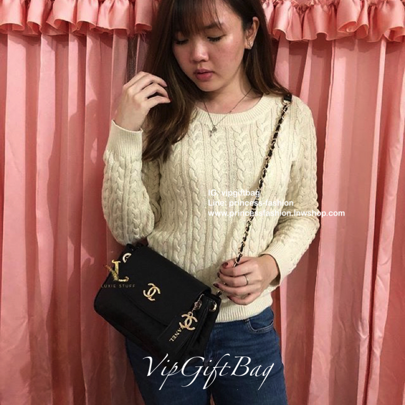 มาตามคำเรียกร้อง กับ CHANEL CROSSBODY BAGงานสวยหรูจาก CHANEL VIP GIFT (NOT FOR SALE) ตังกระเป๋าลายคาเวียร์เต็มใบสุดหรู เปิดปิดด้วยกระดุมแม่เหล็ก ด้านในมีช่องใส่ของช่องใหญ่ ช่องซิปและช่องเล็กใส่บัตร มาพร้อมสายสะพายแบบโซ่ทองสลับหนัง ตัวสะพายไหล่เป็นที่รองแบ