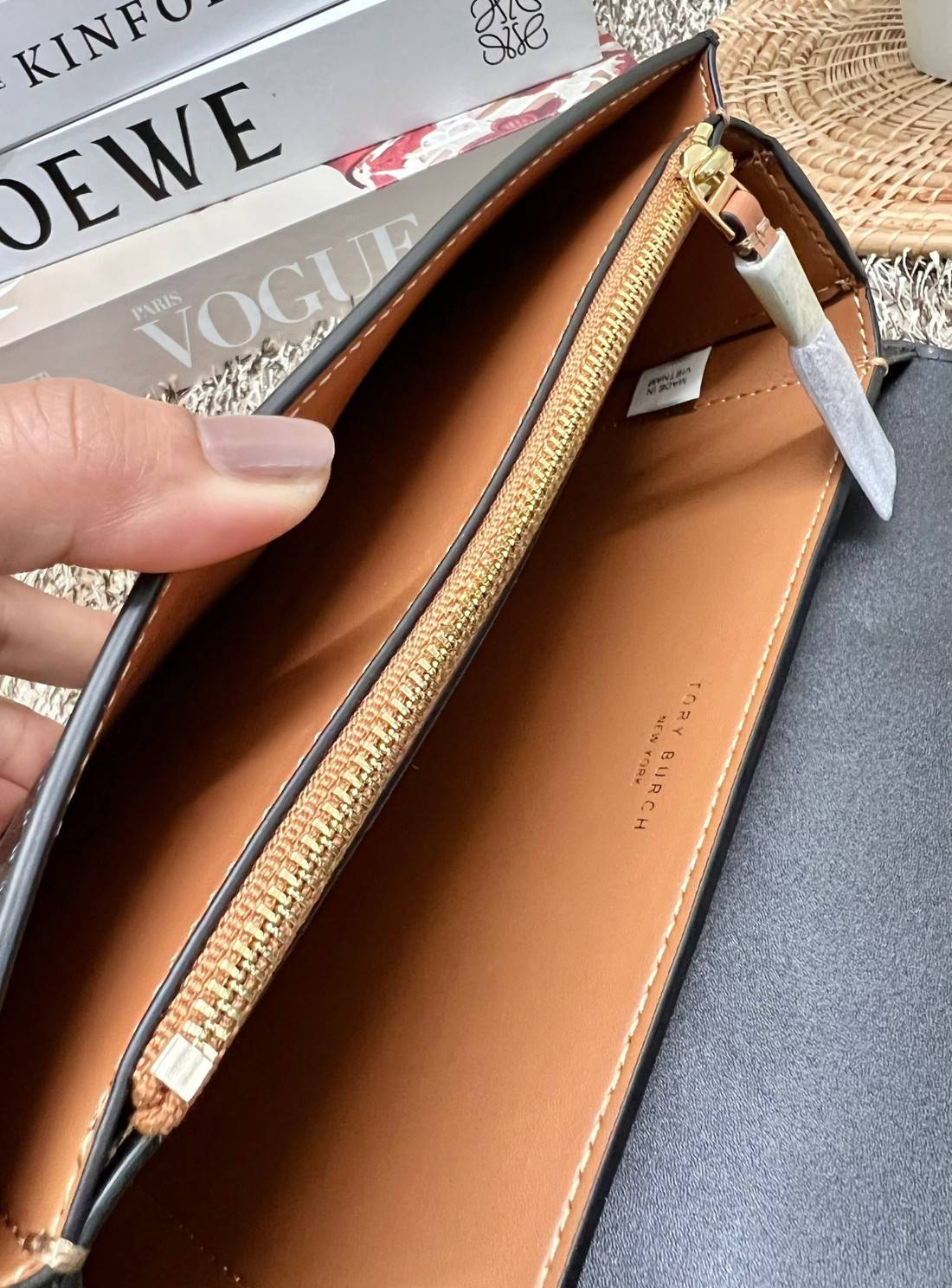 TORY BURCH ELEANOR CONVERTIBLE SHOULDER BAG ((89644)) รุ่นใหม่ สวยตามคนดังเซเลบกันเลยค่า! พร้อมส่ง ห้ามพลาดก่อนหมด ต้องมีติดตัวสักใบค่า กระเป๋าหิ้ว//คล้องไหล่ หรือสะพายข้างได้ หนังแท้เรียบ ผิวลื่น หรูมากๆสำหรับรุ่นนี้ เปิด-ปิดกระเป๋าแบบแม่เหล็กโลโก้แบรนด์