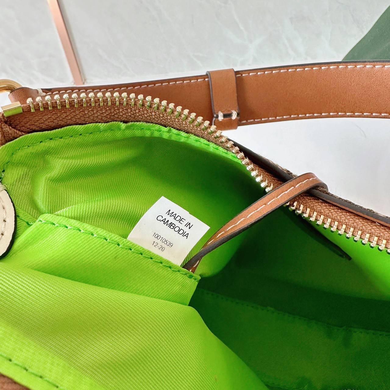 TORY BURCH Mini T Monogram Embroidered Rabbit Crescent Bag 🐇 คอลเลคชั่นกระต่ายสุดร้อนแรงแห่งปี 🥕🥕 คอลเลคชั่นทีบ่งบอกสไตล์ที่ทันสมัยทรงครึ่งวงปักลายกระต่ายบนกระเป๋าสุดน่ารัก โด่ดเด่น