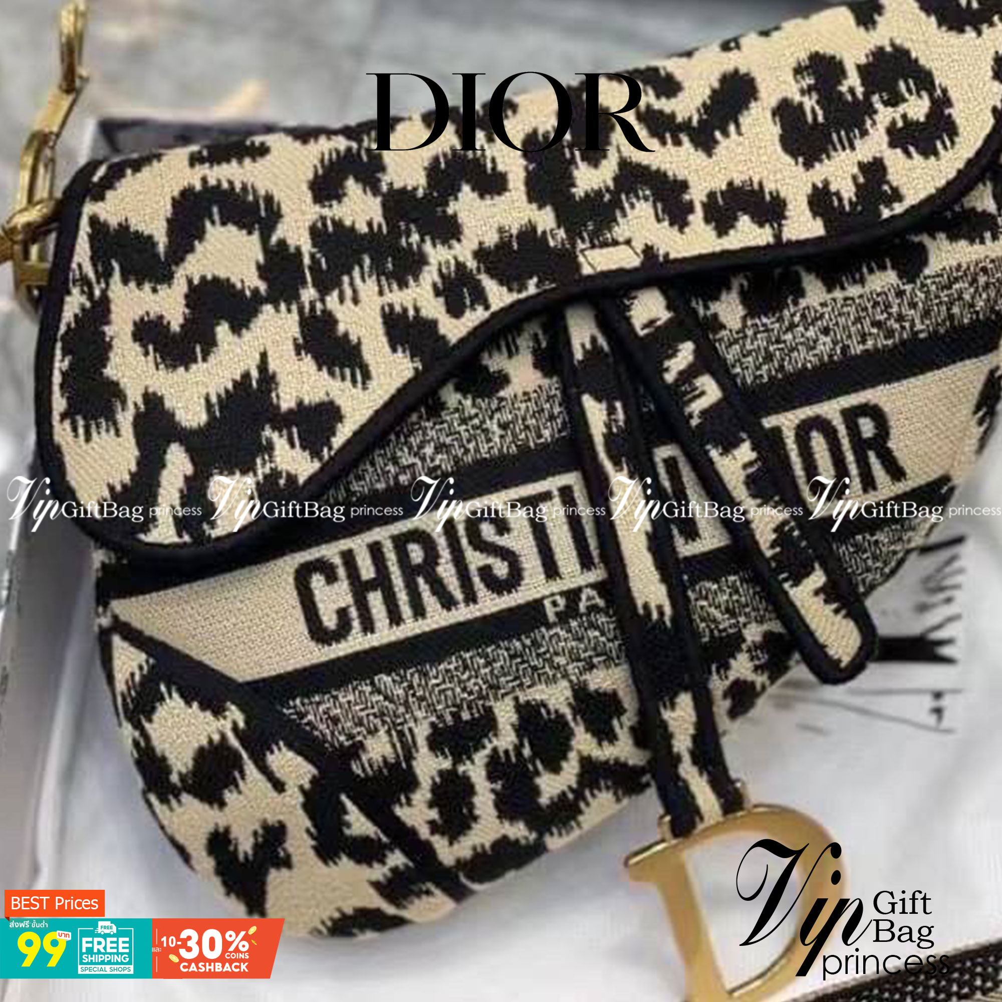 หนังแท้ DIOR SADDLE BAG Oblique Embroidery รุ่นใหม่ทอลายเสือ กระเป๋ารุ่นยอดนิยมตามแบบฉบับแบรนด์ งานทอลายคมชัด ใช้งานได้ 2 แบบ สะพายยาว CROSSBODY และสายสั้นถือได้เก๋ๆ ลุคนี้คูลสุดๆ เลยค่าา ภาพถ่ายจากสินค้าจริง! สวยมาก พร้อมส่งที่ไทยราคาสุดคุ้ม สาวๆ ห้ามพลา