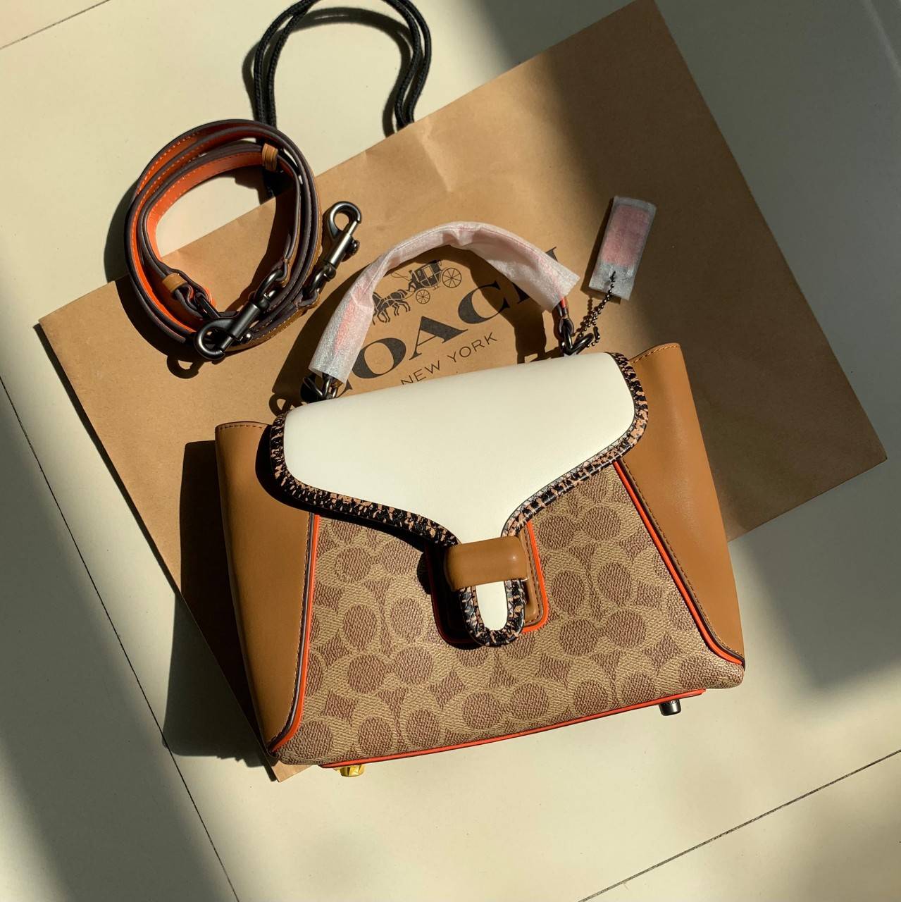 COACH COURIER CARRYALL 23 IN COLORBLOCK SIGNATURE CANVAS พร้อมส่ง 7 แบบ พร้อมส่ง ลุคดูไฮสุดๆค่ะ! กระเป๋าสะพายหนังหรูหราและคลาสสิค หนังแท้ชั้นดีที่สุด น้ำหนักเบา หนังสวยมากก สัมผัสแล้วหลงรักแน่นอนจ้าา😘