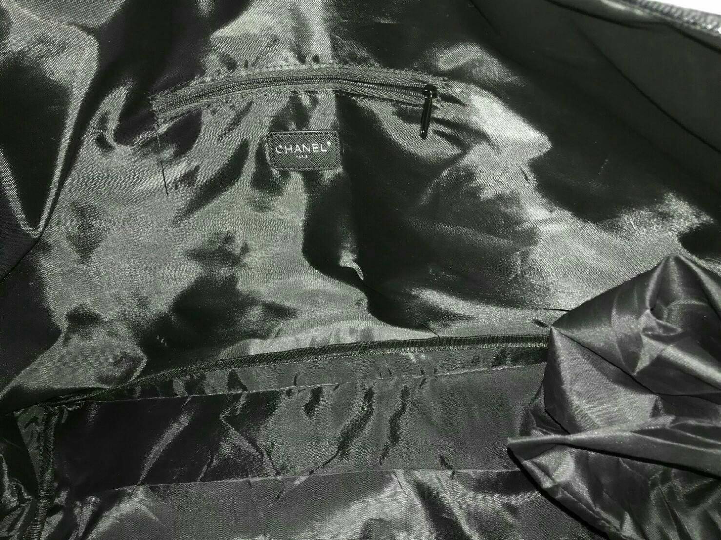 Must Have Now!!! กับ ไอเท็มที่ต้องมีติดตู้!! Chanel VIP Extra Large Tote/Duffle Bag กระเป๋าเดินทางแบบถือ ทรงยอดฮิต กันน้ำได้เต็มใบ 100% ด้านหน้าสกรีนโลโก้แบรนด์ เปิดปิดด้วยซิป ด้านในส่ของได้จุใจ มีช่องใส่ของเป็นสัดส่วน แถมมีช่องพิเศษใส่รองเท้าได้อีกด้วยคะ