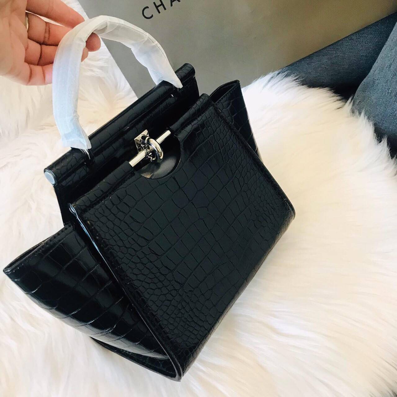 New arrival!! CHARLES & KEITH CROC-EFFECT TRAPEZE BAG กระเป๋าสะพายรุ่นใหม่ล่าสุด วัสดุหนังเรียบเงาสวย นิ่ม น้ำหนักเบา อะไหล่เงิน เปิดปิดกระเป๋าแบบกดล็อก ด้านในโล่งกว้างมีช่องซิปสำหรับใส่ของ ใส่กระเป๋าสตางค์ใบยาว Iphone+ได้ทุกรุ่น มาพร้อมสายสะพายยาวถอด-ปรั