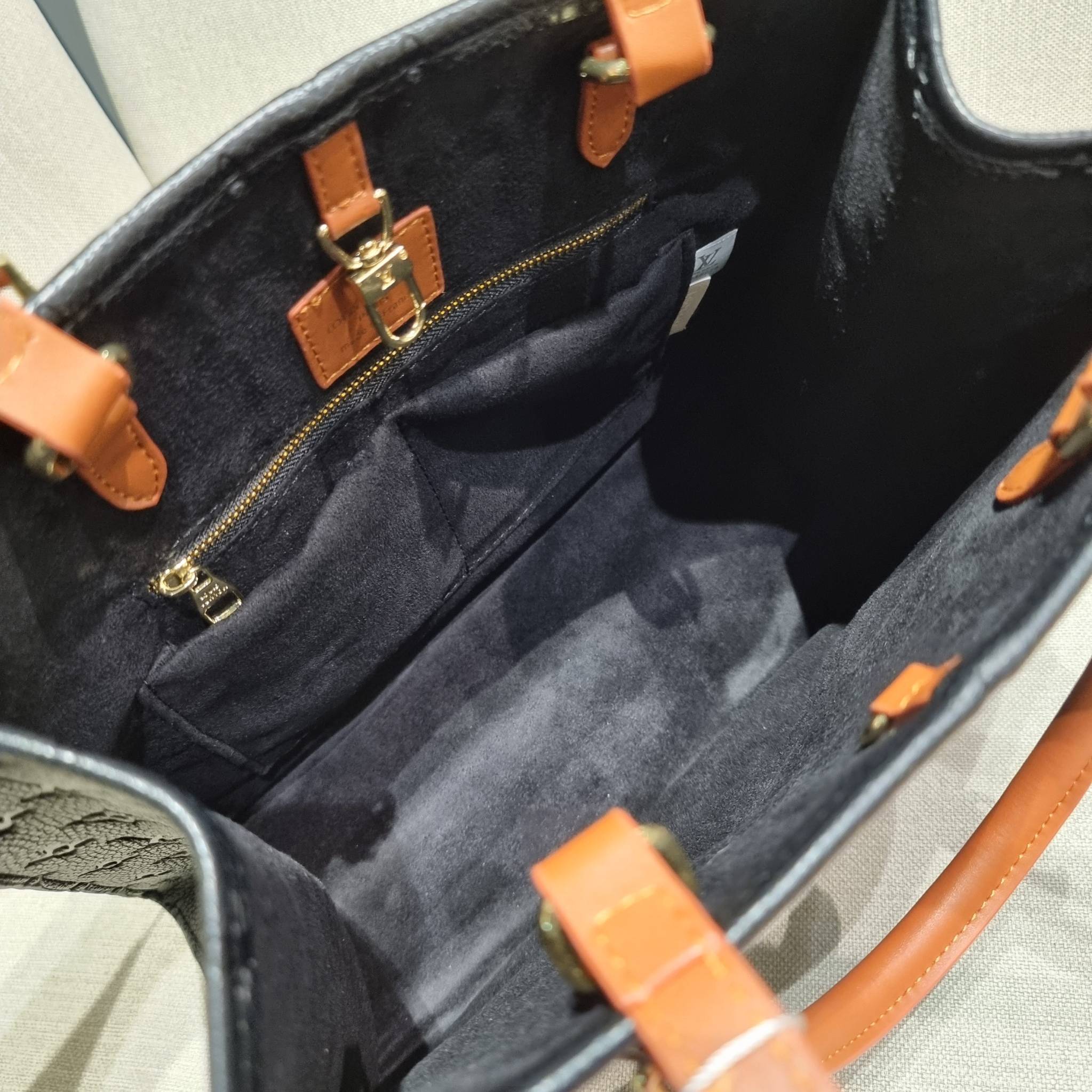 LV crossbody tote bag / LV Shopping Bag ดีไซน์สวยคม สมราคา ดูแพงไปอีก ด้วยดีเทลลายของหนัง crossgrain กระเป๋าทรงโท้ทคลาสสิค ผู้ดียืนหนึ่ง โทนสีใช้งานง่าย แมทช์ได้ทุกลุค มาพร้อมหูจับในตัว แบบหูหิ้ว และหูยาวสำหรับสะพายไหล่ เก๋มาก ชิคมาก ภายในโล่งกว้างมาก มีอ