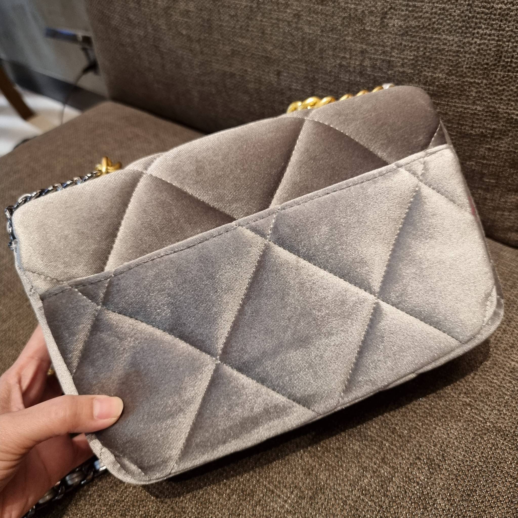 ไม่มองไม่เหลียวไม่ได้แล้ว!! ความหรูที่โดดเด่นจากผ้ากำมะหยี่ สร้างดีเทลผู้ดี ลูกคุณมากๆ Chanel vip boutique กระเป๋าสะพายจาก duty free ในราคาสุดประหยัด!! ดีไซน์เลิศ ตกแต่งด้วยโซ่ทูโทน ลงตัวแบบไม่มีที่ติ เปิด-ปิดด้วยตัวบิดล็อค ภายในโล่งกว้าง ใส่กระเป๋าสตางค์