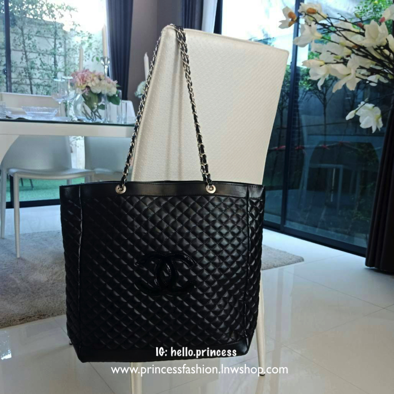 Best Item ส่งท้ายปี 2018!! กับ CHANEL LARGE VIP TOTE BAG สินค้าสมนาคุณจากงาน VIP GIFT แบรนด์ดังสุดหรูอย่าง CHANEL โดดเด่นด้วยตัวกระเป๋าขนาดใหญ่ จุของได้เยอะ วัสดุหนัง PU นิ่ม ด้านหน้าปักด้วยโลโก้ CC หนังแก้ว เปิดปิดด้วยกระดุมแม่เหล็ก ด้านในผ้าบุปั้มแบรนด์