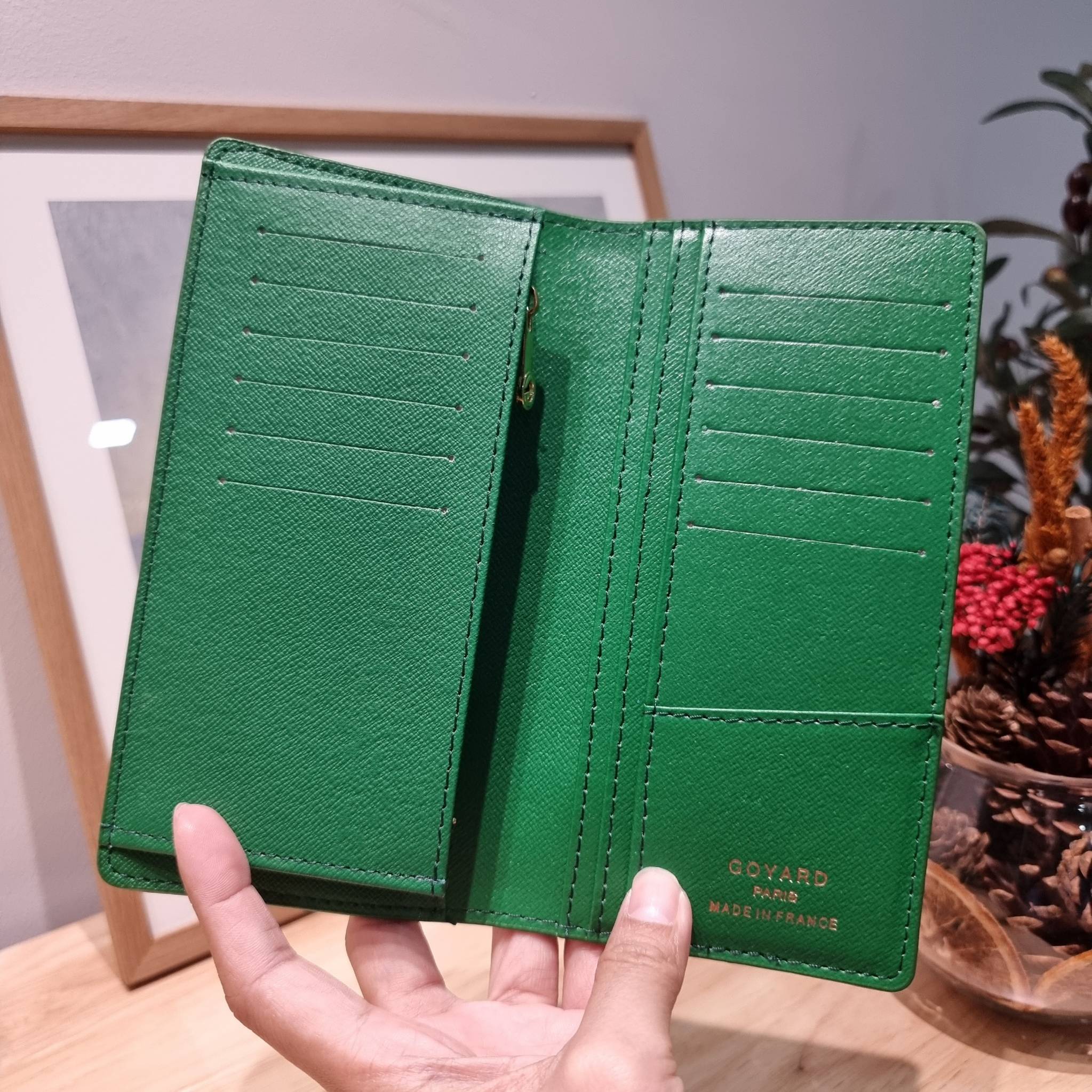 Goyard Bi Fold Long Wallet / GOYARD FLAP WALLET / Goyard Long Wallet กระเป๋าสตางค์ใบยาว รุ่น unisex ที่ใช้ได้ทั้งหนุ่มๆและสาวๆ ไอเท็มนี้ตอบโจทย์สำหรับคนที่ชอบเก็บบัตรเยอะๆ