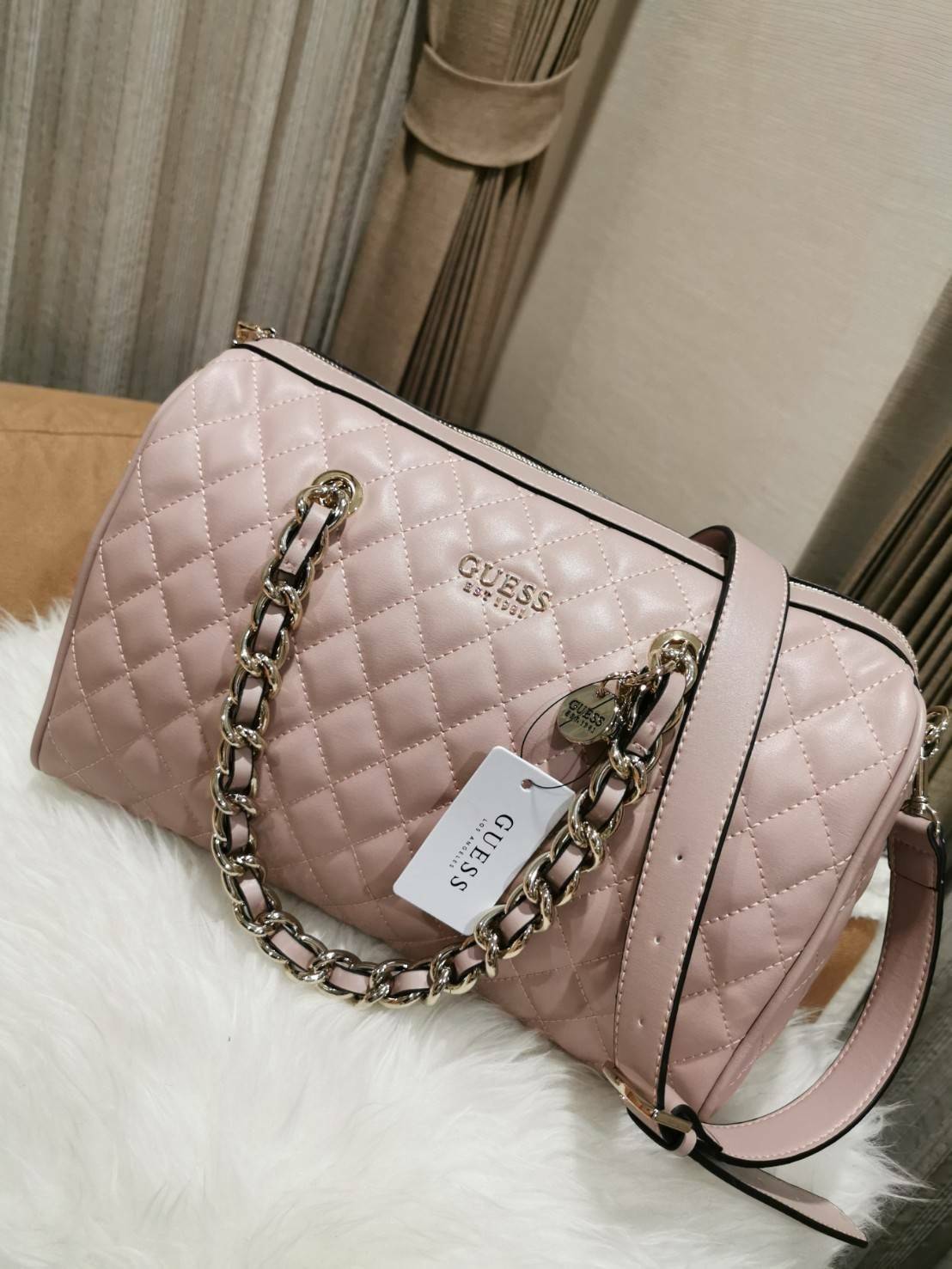 GUESS WOMEN’S BOWLING BAG กระเป๋าสะพายทรง Bowling รุ่นใหม่ล่าสุดจาก GUESS FACTORY หนังนิ่มลายตารางสวยอยู่ทรงใบใหญ่กำลังดี ด้านหน้าประดับโลโก้หูหิ้วโซ่ร้อยหนังสะพายไหล่ได้เเข็งแรงรับน้ำหนักได้เยอะ เปิดปิดด้วยซิปสะดวกใช้ มีหมุดรองฐานกันรอย ภายในมีช่องซิปและ