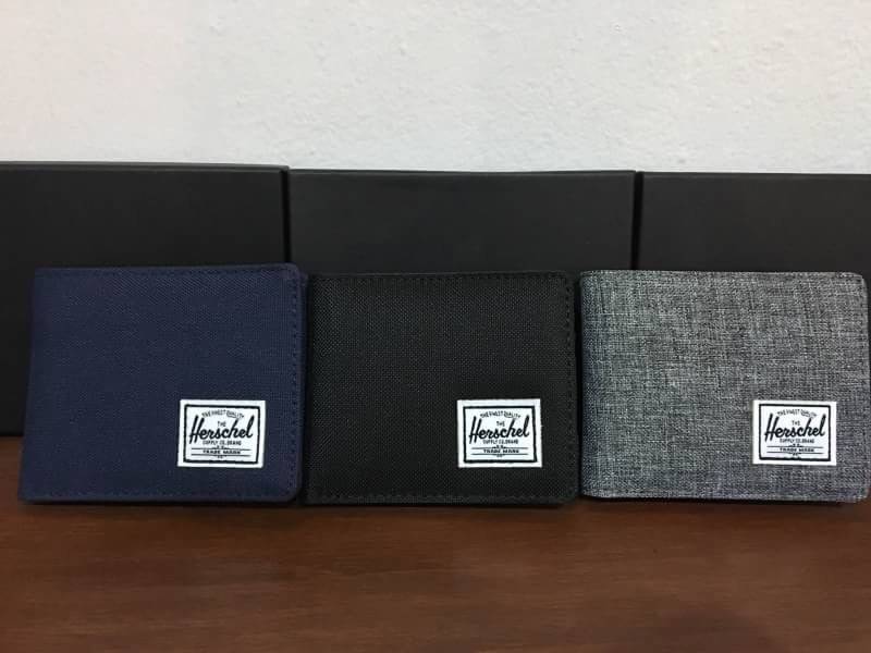 กระเป๋าสตางค์ Herschel Roy Wallet Coin (มีช่องใส่เหรียญ) การออกแบบก็เน้นใช้งานพกสะดวกกระเป๋าสตางค์ใบไม่ใหญ่ขนาดมาตราฐาน ช่องใส่บัตร 3 ช่อง ช่องใส่เหรียญ 1 ช่อง ช่องเก็บของหลังช่องใส่บัตรกับเหรียญอีกข้างละ 1 ช่อง ช่องใส่ธนบัตร 1 ช่อง