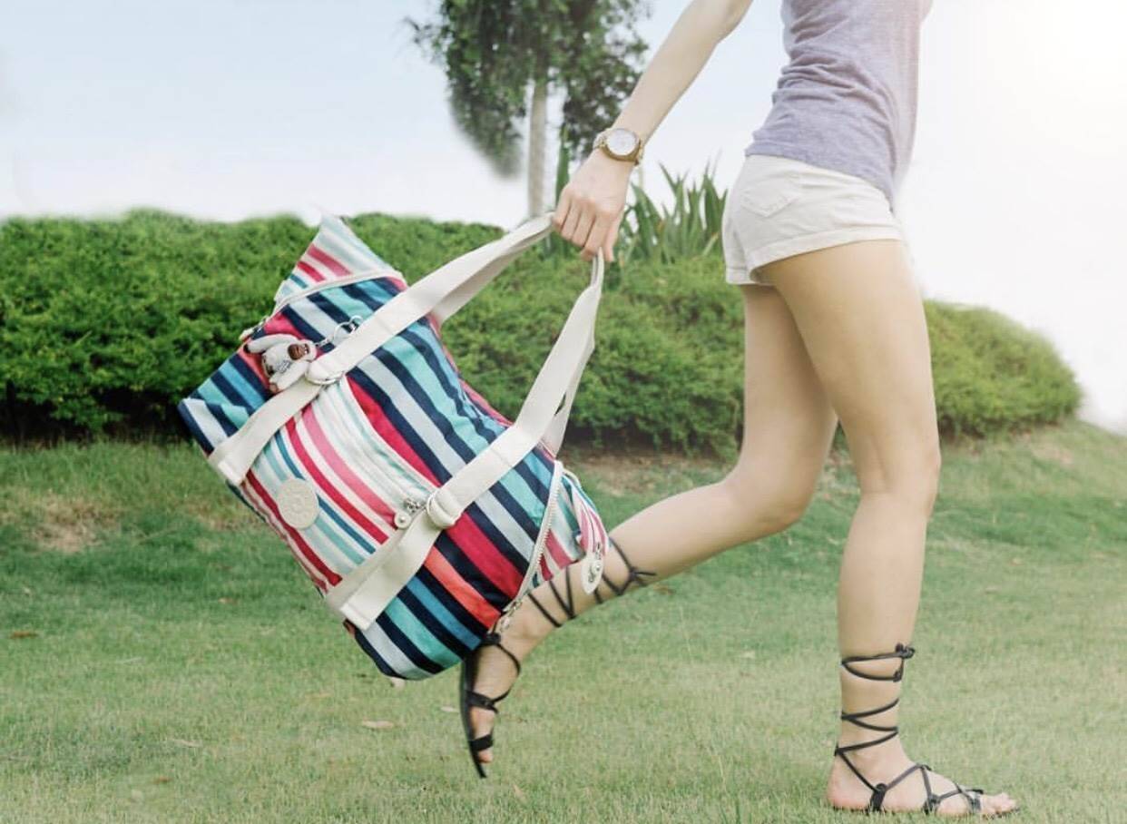 NEW ARRIVAL! KIPLING ART (LARGE) TOTE BAG 2018 กระเป๋าถือหรือสะพายรุ่นใหม่ใบใหญ่จุใจสาวๆที่สัมภาระเยอะ วัสดุ Nylon+Polyester 100% น้ำหนักเบา โดดเด่นที่สามารถรูดซิปมุมกระเป๋าเปลี่ยนทรงได้ไม่จำเจ มีหูหิ้วสะพายไหล่ได้ มือจับหูหิ้วเป็นหนังปั้มโลโก้ พวงกุญเเจล