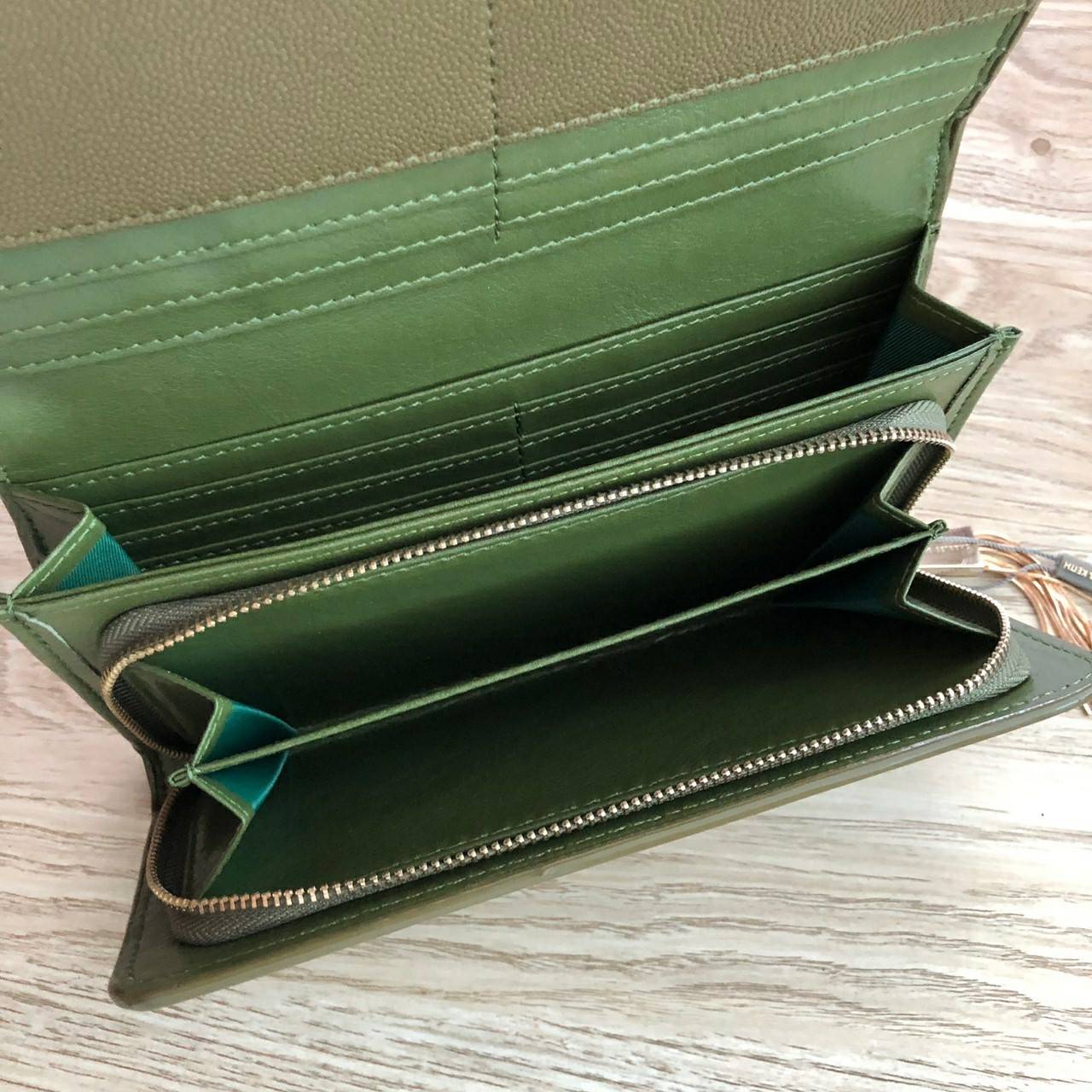 Charles & Keith Basic Long Wallet กระเป๋าสตางค์ใบยาว ตกแต่งด้วยพู่ เปิด – ปิดกระเป๋าด้วยเเม่เหล็กแบบซ่อน ภายในมีช่องใส่บัตร ช่องซิปใส่เหรียญ และช่องใส่ธนบัตร ใส่ iPhone Plus ได้ค่ะ ด้านหลังมีช่อง 1 ช่อง