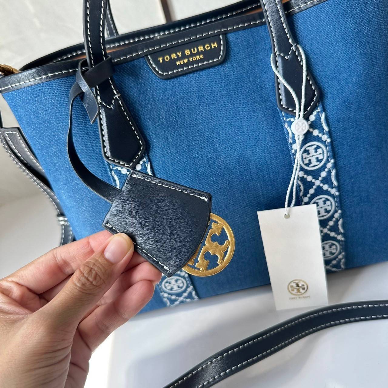 TORY BURCH PERRY DENIM TRIPLE-COMPARTMENT SMALL TOTE BAG กระเป๋าคล้องแขนและสะพายไหล่ทรงโท้ท คอลเลคชั่นใหม่ล่าสุด สวยหรู ลุคคุณนาย