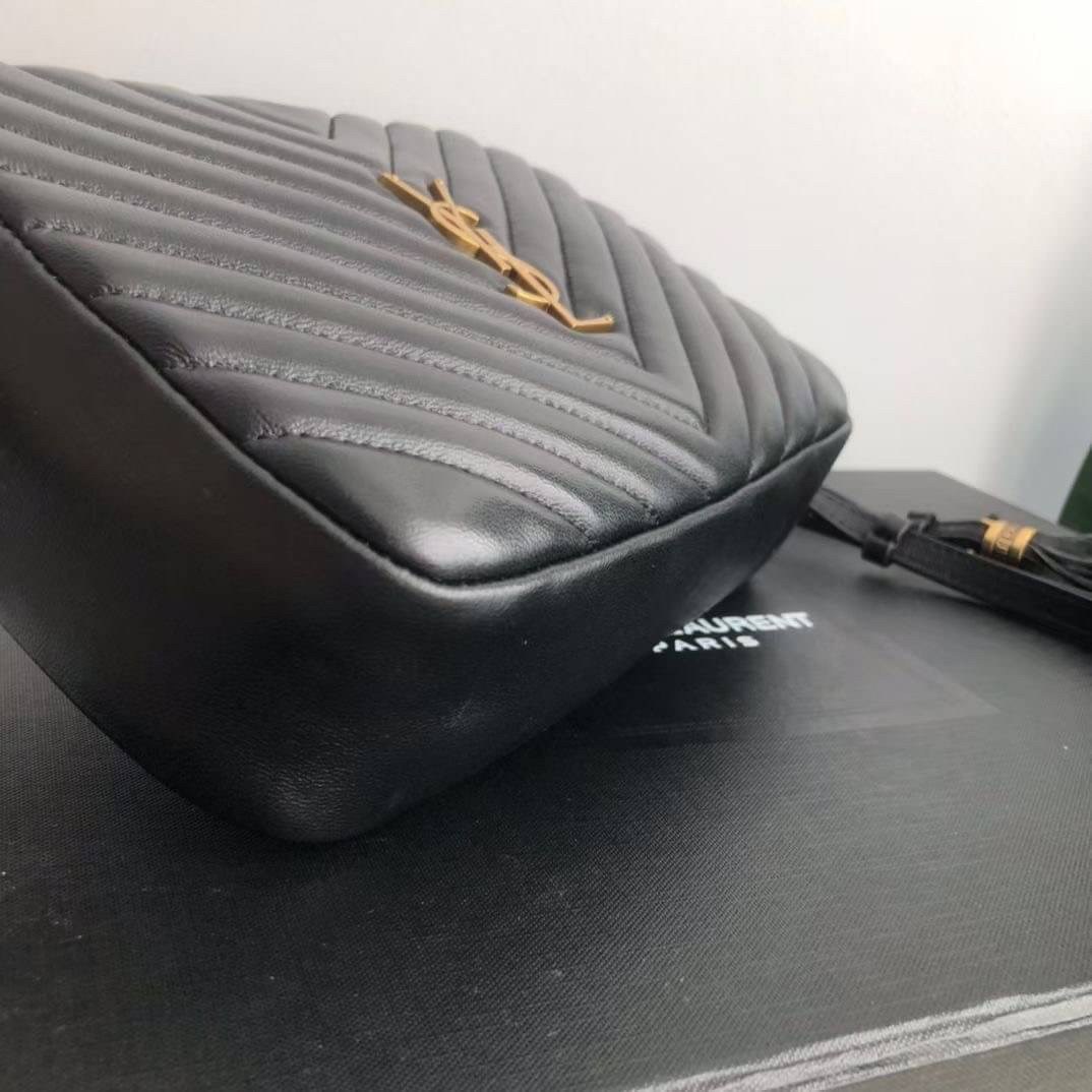 หนังแท้ YSL SAINT LAURENT Lou Medium Monogram YSL Calf Crossbody Bag Anatomy of YSL Camera Bag กระเป๋าสะพายแบรนด์ดังสุดฮิต เป็นอีกหนึ่ง Item ยอดนิยมสำหรับสาวๆ ที่รักความคล่องแคล่ว มีจุดเด่นทั้งในเรื่องการออกแบบกระเป๋า ที่สามารถนำออกมาใช้ได้ในทุกโอกาส สวย 