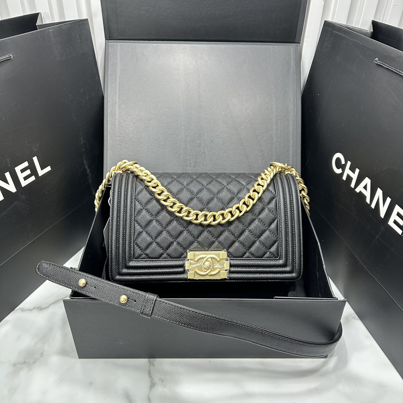 ORI หนังแท้ | CHANEL Boy 25cm shoulder bag กระเป๋าสะพายรุ่นยอดนิยม หรูหราระดับตำนาน สวยงามเหนือกาลเวลา