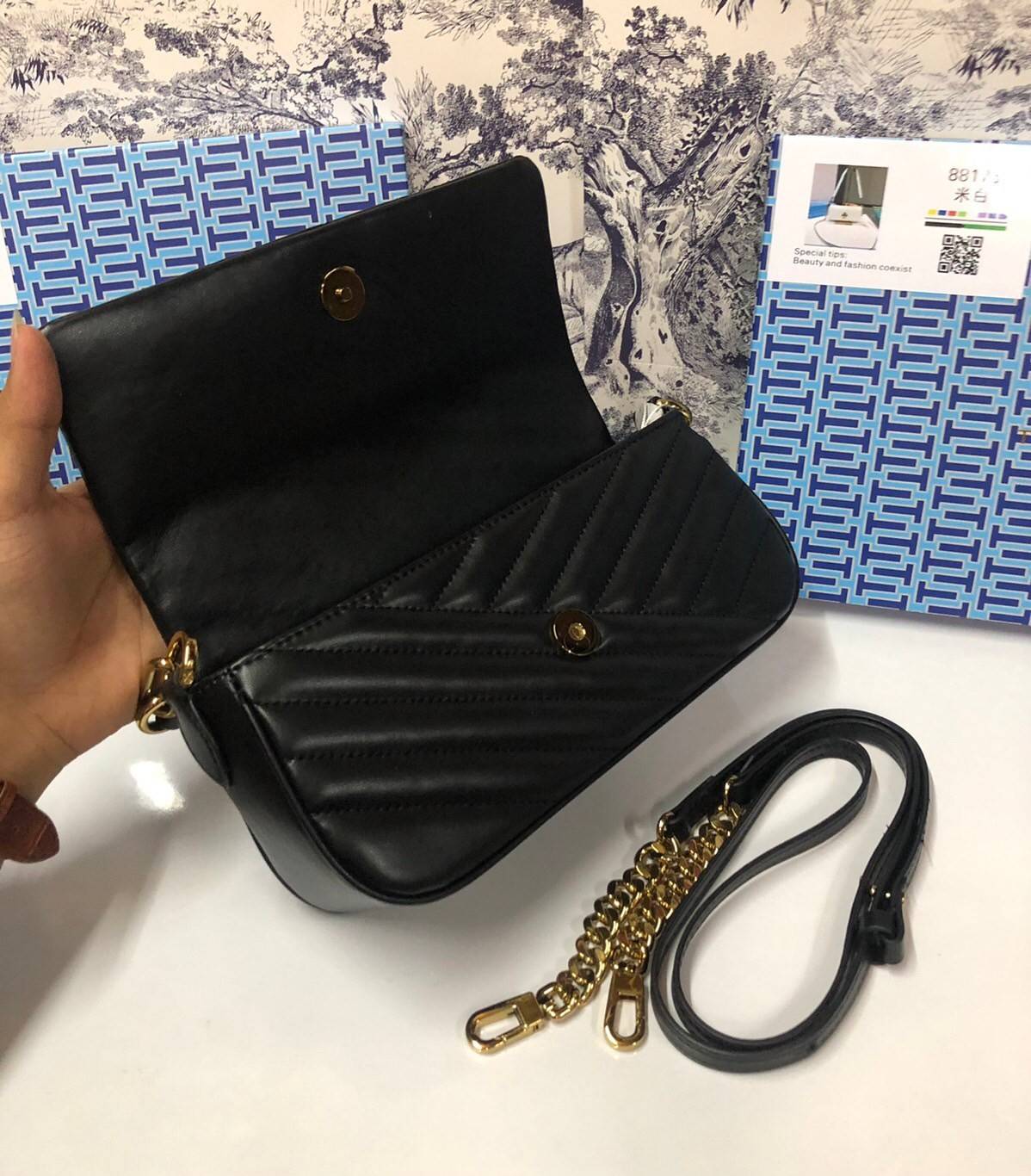 TORY BURCH KIRA CHEVRON SMALL FLAP SHOULDER BAG รุ่นใหม่ พร้อมสีใหม่ มาให้จับจองแบบไม่ต้องรอพรีฯ กระเป๋าสะพาย ขนาดกะทัดรัด ไซส์สะพายคล่องตัว หรือจะคล้องไหล่ หรูๆ ลูกคุณหนูไปอีก สีผู้ดีมากๆ ดีไซน์รูปทรงคลาสสิคเฉพาะตัว วัสดุหนังแกะ สัมผัสนิ่ม เปิด-ปิดด้วยกร