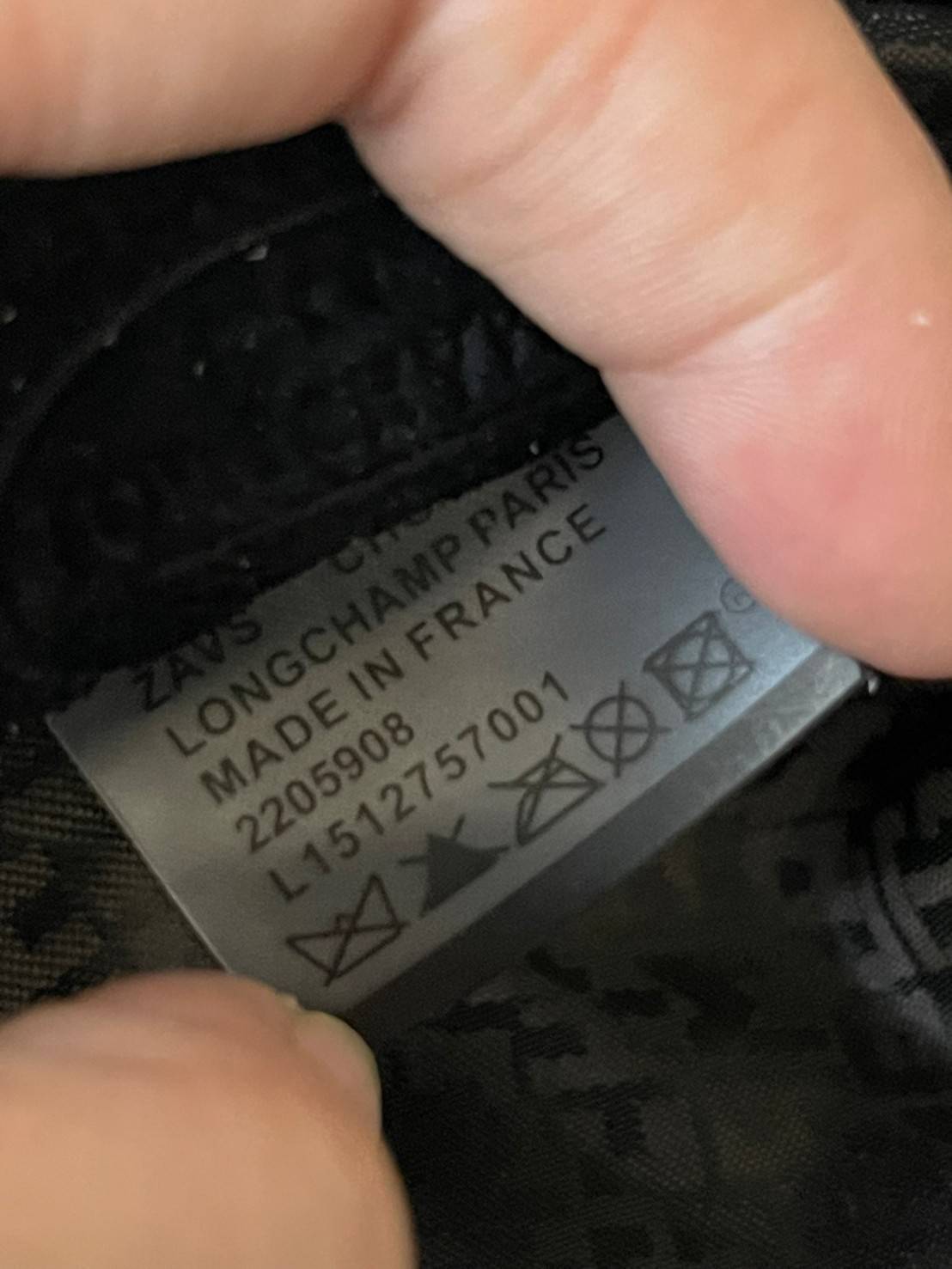 Longchamp Le Pliage Cuir Top handle bag S เรียกว่าเป็นกระเป๋าอีกหนึ่งรุ่นที่ไม่ว่ายังไงก็ฮอตฮิตและติดเทรนด์ตลอดไม่เคยเปลี่ยนกับ ทรง Le Pliage Cuir หนึ่งในตระกูลกระเป๋าสุดไอคอนิกจากแบรนด์