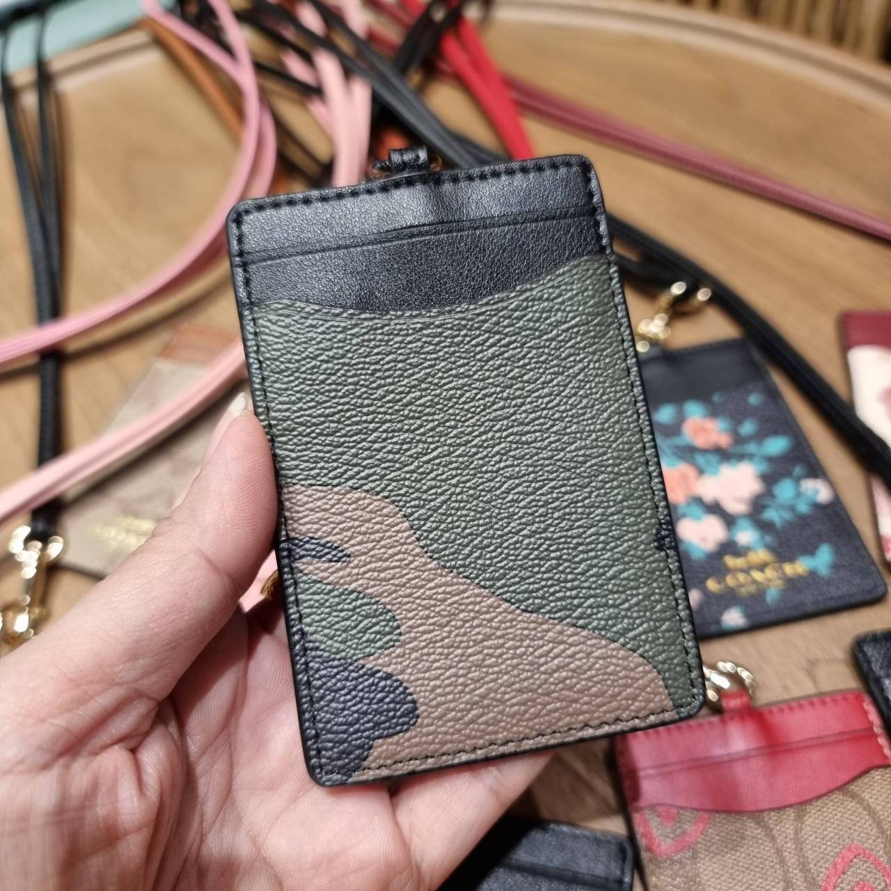 COACH C3305 ID LANYARD IN COLORBLOCK SIGNATURE CANVAS ง่ายๆแบบไม่ธรรมดา!! คลาสสิคแต่มีดีเทลโดดเด่น!! กระเป๋าถนอมบัตร พร้อมสายคล้องคอ ดีไซน์ลวดลายสวย ดูดีทุกแบบ ใช้งานง่าย พกพาสะดวก จะใส่บัตรพนักงาน บัตรเครดิต บัตรปชช. ใบขับขี่ และบัตรอื่นๆที่อยากจะใส่!! ต