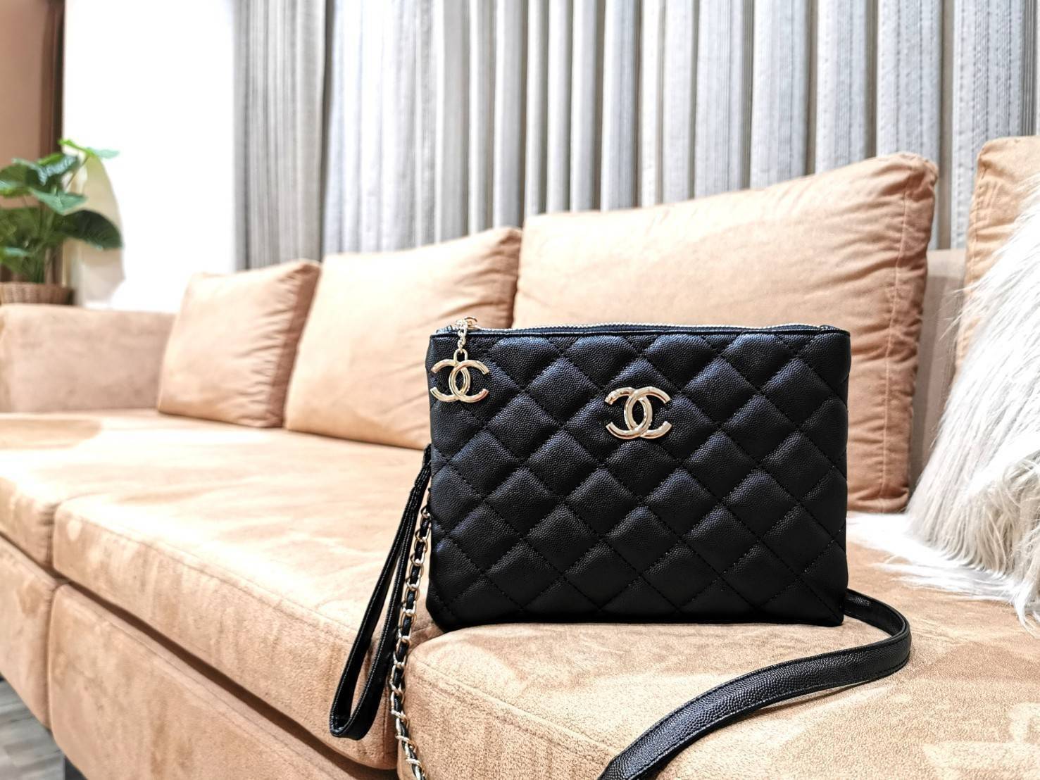Chanel Crossbody Bag VIP Gift With Purchase (GWP) กระเป๋าสะพายพรีเมี่ยมกิ้ฟจาก Chanel Cosmetic Counter DutyFree วัสดุหนังคาเวียร์สวยหรูเปิดปิดด้วยซิปโลโก้แบรนด์สีทองสะดวกใช้ ด้านหน้ามีโลโก้ ด้านหลังมีช่องใส่ของ ภายในมีช่องซิป ใส่มือถือ ธนบัตร เครื่องสำอาง