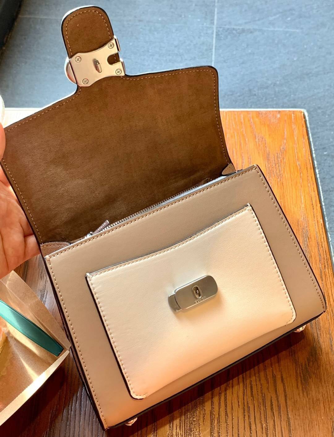 OUTLET 】COACH TABBY TOP HANDLE 20 LEATHER BAG หรูหรามากๆค่ะ สินค้าแนะนำ!! กระเป๋าถือ//สะพายข้างได้ วัสดุหนังแท้อย่างดี หนึ่งใบทำหนัง2แบบได้อย่างลงตัว สวยงาม มีอะไหล่ตัวC ใหญ่ด้านหน้าโดดเด่นหรูมากๆค่ะ 🔺เปิดปิดแบบกดล็อค ภายในมี2ช่องสำหรับใส่ของ สามา