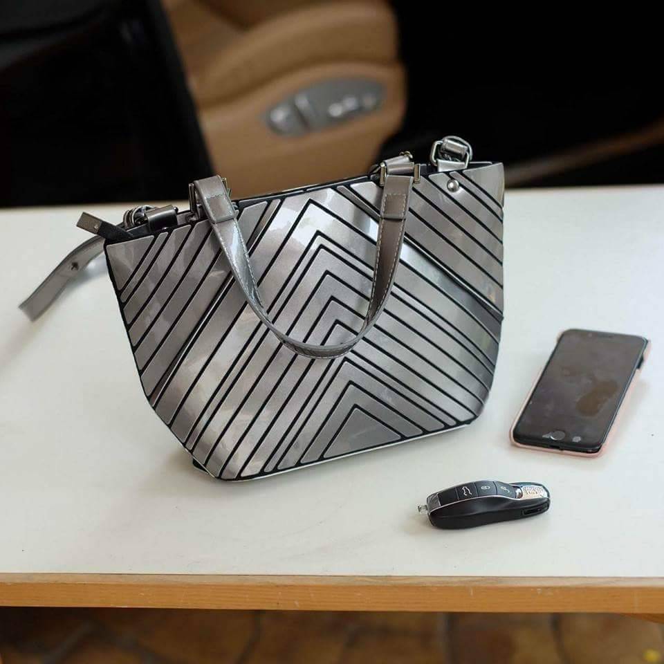 David Jones mini tote bag New arrival & Limited edition กระเป๋าถือหรือสะพาย ลายสวย V shape look modern ปรับใช้ได้ 2 ทรง น้ำหนักเบา ใส่กระเป๋าสตางค์ยาวได้ค่ะ มีช่องเล็กใส่ของจุกจิก ใบนี้ mix & match ได้ทุก look ค่ะ #OBSDAVIDJONES