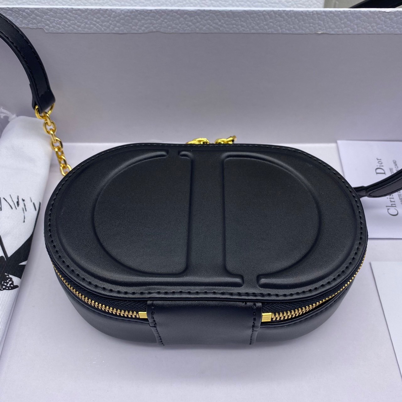 DIOR CD Signature Bag with Strap 17cm / CD OVAL CAMERA BAG / Dior Camera Bag ดีไซส์ใหม่ล่าสุด บ่งบอกถึงความหรู แต่ใช้งานได้โอกาส ใช้ได้ทั้งชายหญิง กระเป๋าสะพายทรงกล้อง ขนาดกะทัดรัด ไซส์สะพายคล่องตัว สีผู้ดีมากๆ