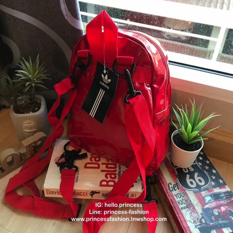 Adidas Classic Mini Backpack กระเป๋าเป้สะพายขนาดกลาง วัสดุหนังแก้ว ขนาดกะทัดรัด กันน้ำได้ เปิดปิดด้วยซิปเดียว ใส่มินิไอแพค กระเป๋าสตางค์ยาวได้ มีสายสะพายสองเส้น สามารถสะพายเป็นทรงครอสบอดี้ หรือเป้ก็น่ารักไปเลยคร้า!