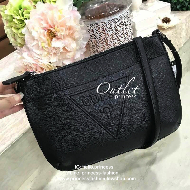 GUESS CROSSBODY BAG กระเป๋าสะพายรุ่นยอดนิยมจาก GUESS FACTORY วัสดุหนัง Saffiano อยู่ทรงสวยด้านหน้ามีโลโก้แบรนด์โดดเด่น มีช่องหน้า1ช่อง ขนาดกำลังดี น้ำหนักเบา เปิดปิดด้วยซิปสะดวกใช้ ภายในมีโลโก้ ซับในลายแบรนด์ รุ่นนี้ใส่กระเป๋าสตางค์ มือถือ ของใช้ได้เยอะค่